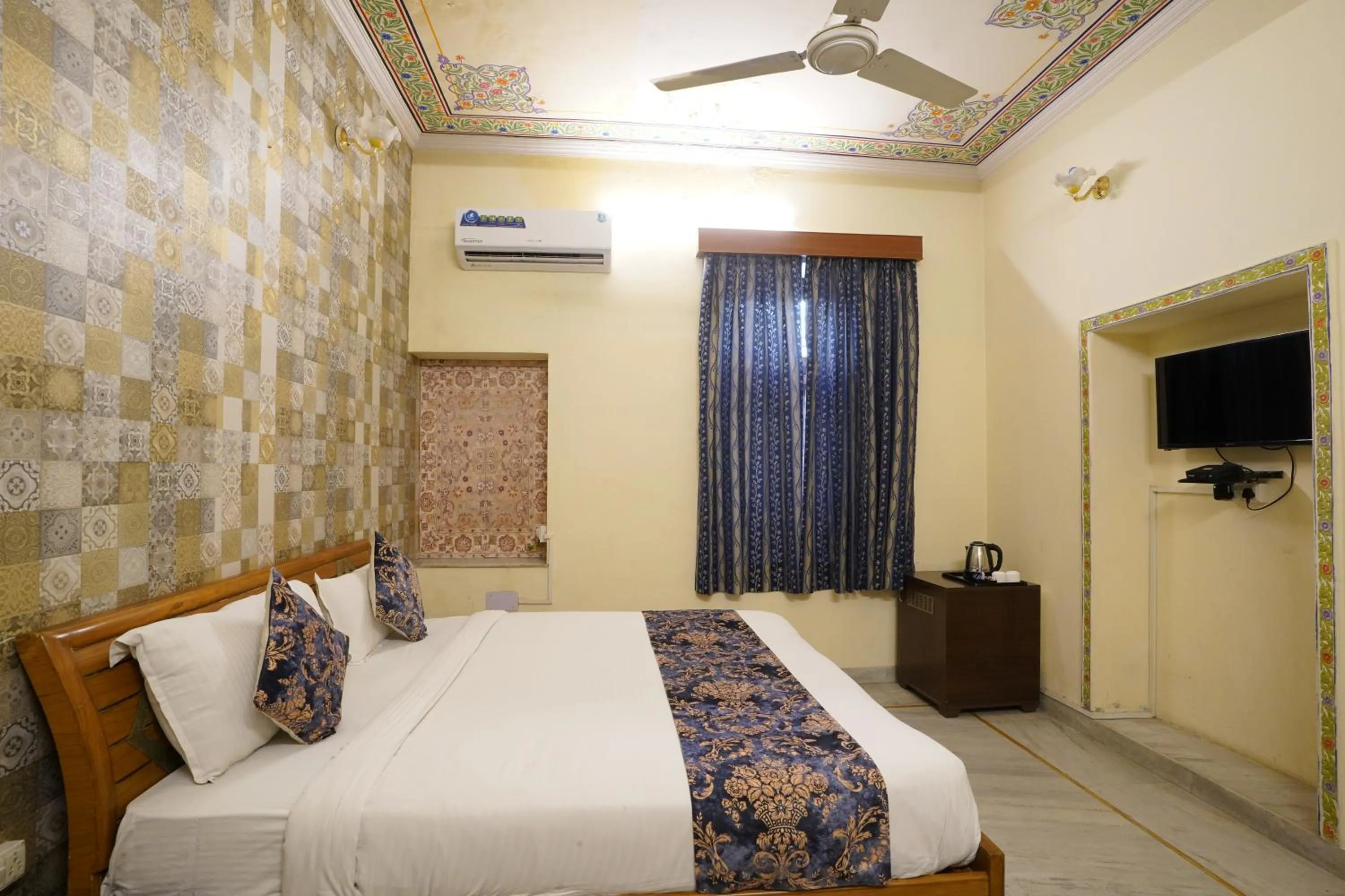 Photo of the whole room, Bed in Hotel Radoli House - A Heritage Hotel