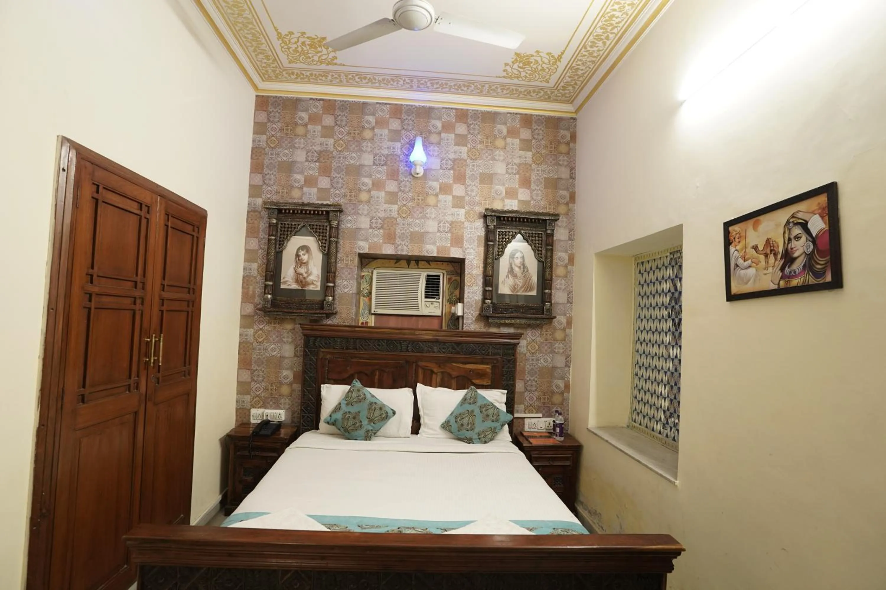 Bed in Hotel Radoli House - A Heritage Hotel
