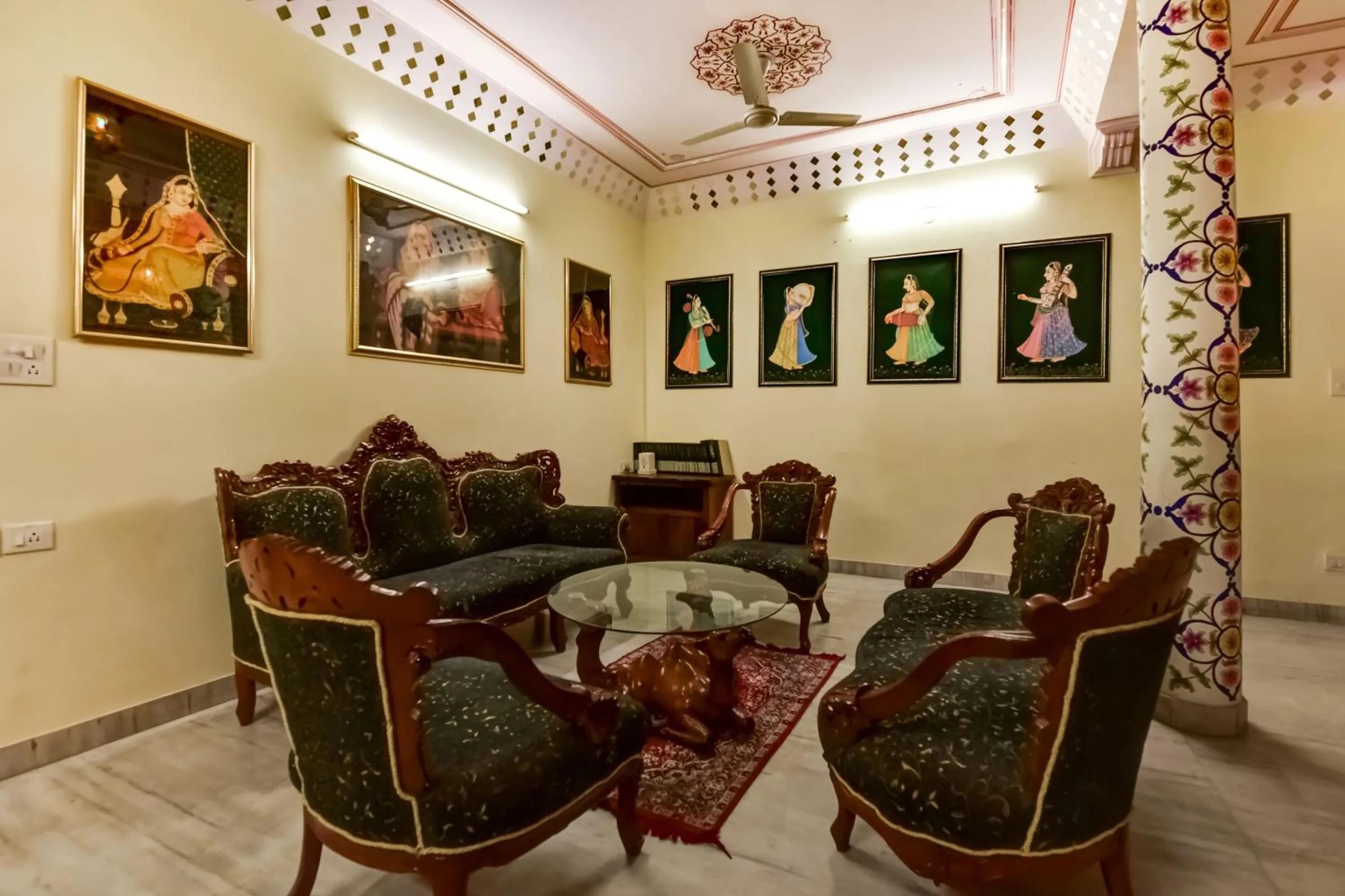 Living room in Hotel Radoli House - A Heritage Hotel