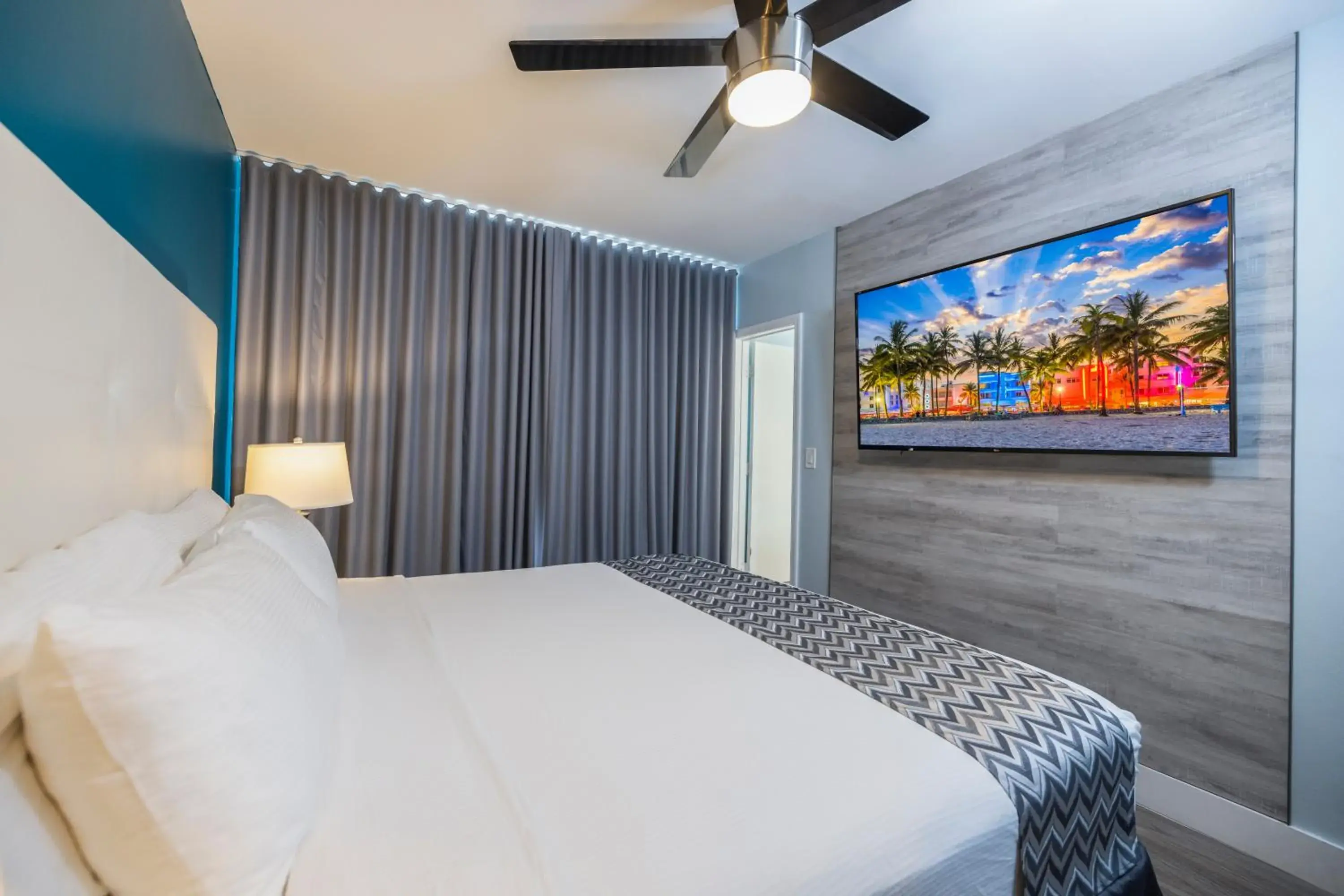 Bed in Colony Hotel Bed in Colony Hotel