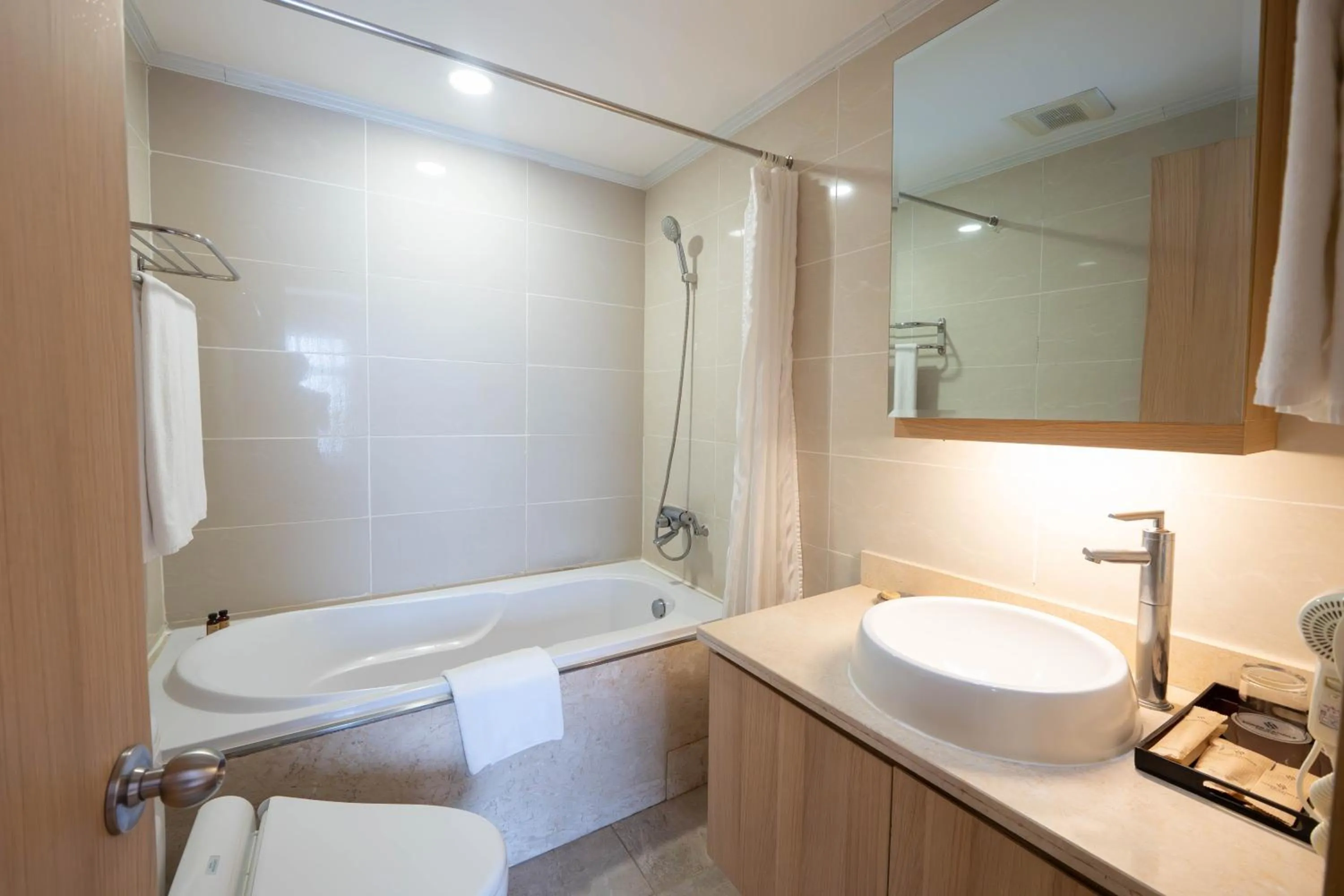 Bath in Super Candle Hotel