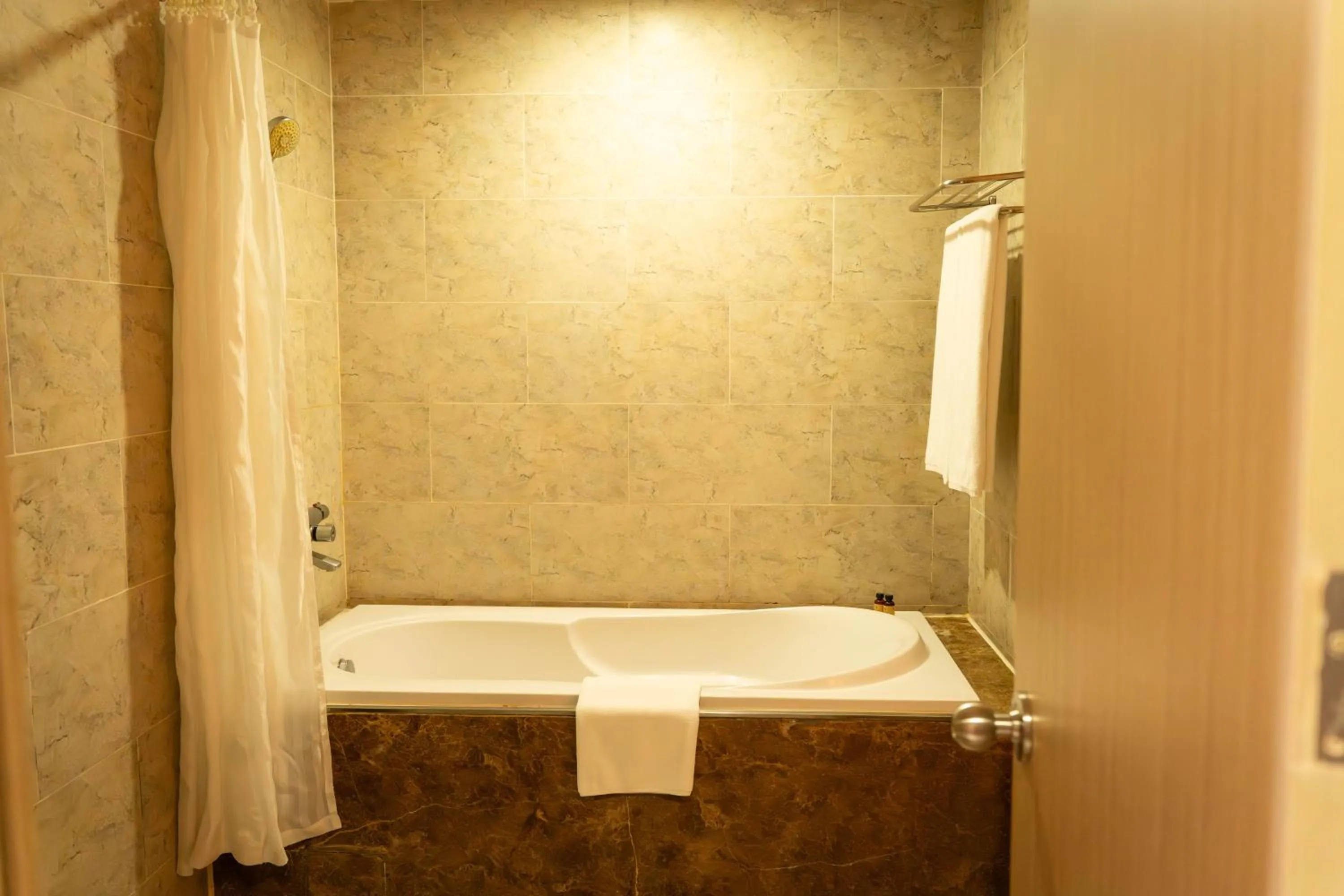 Bath in Super Candle Hotel