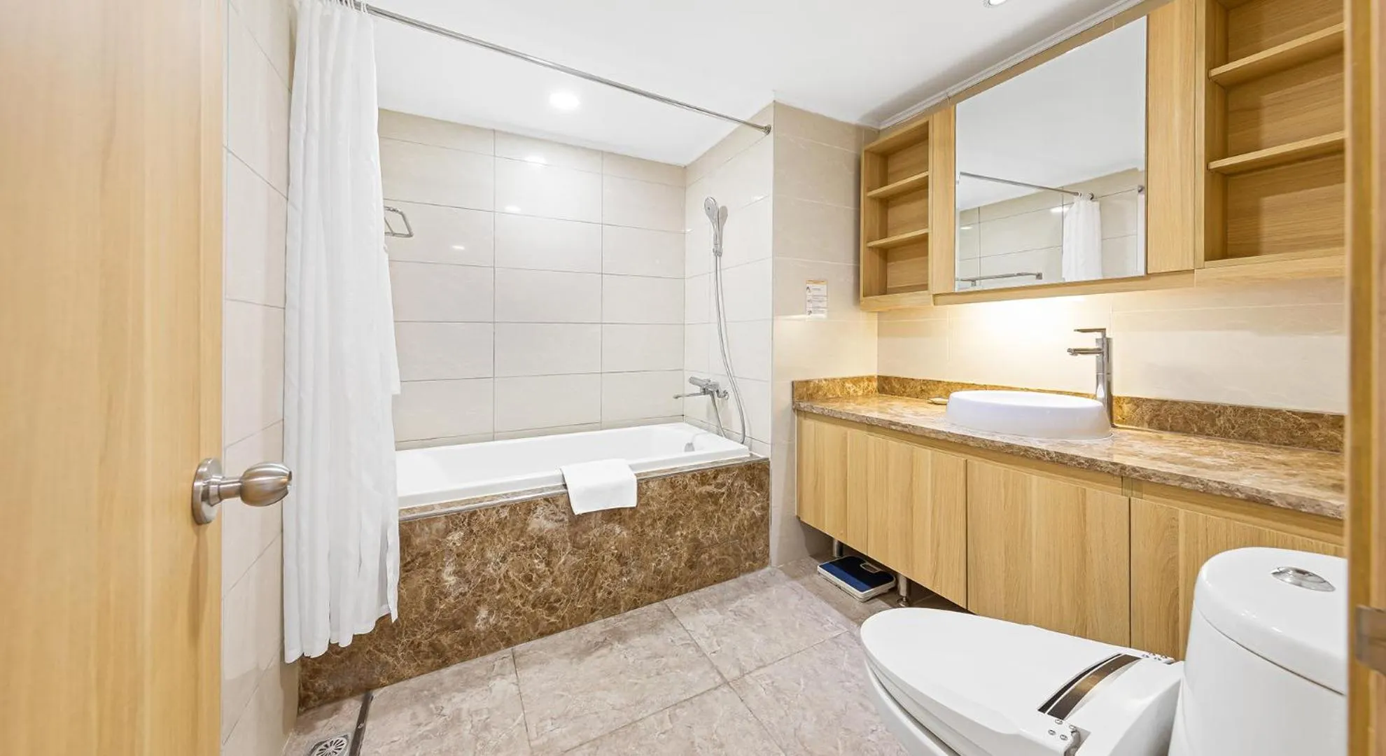 Toilet in Super Candle Hotel