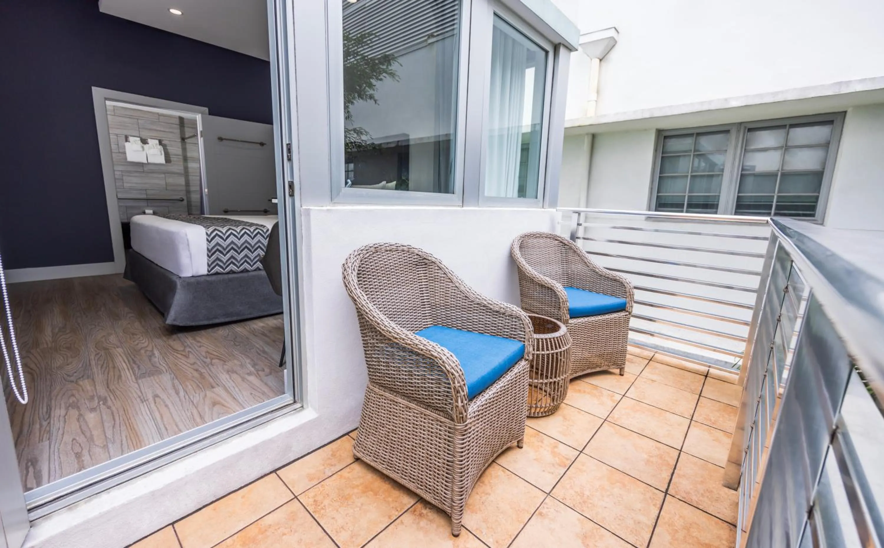 Patio, Bed in Kent Hotel