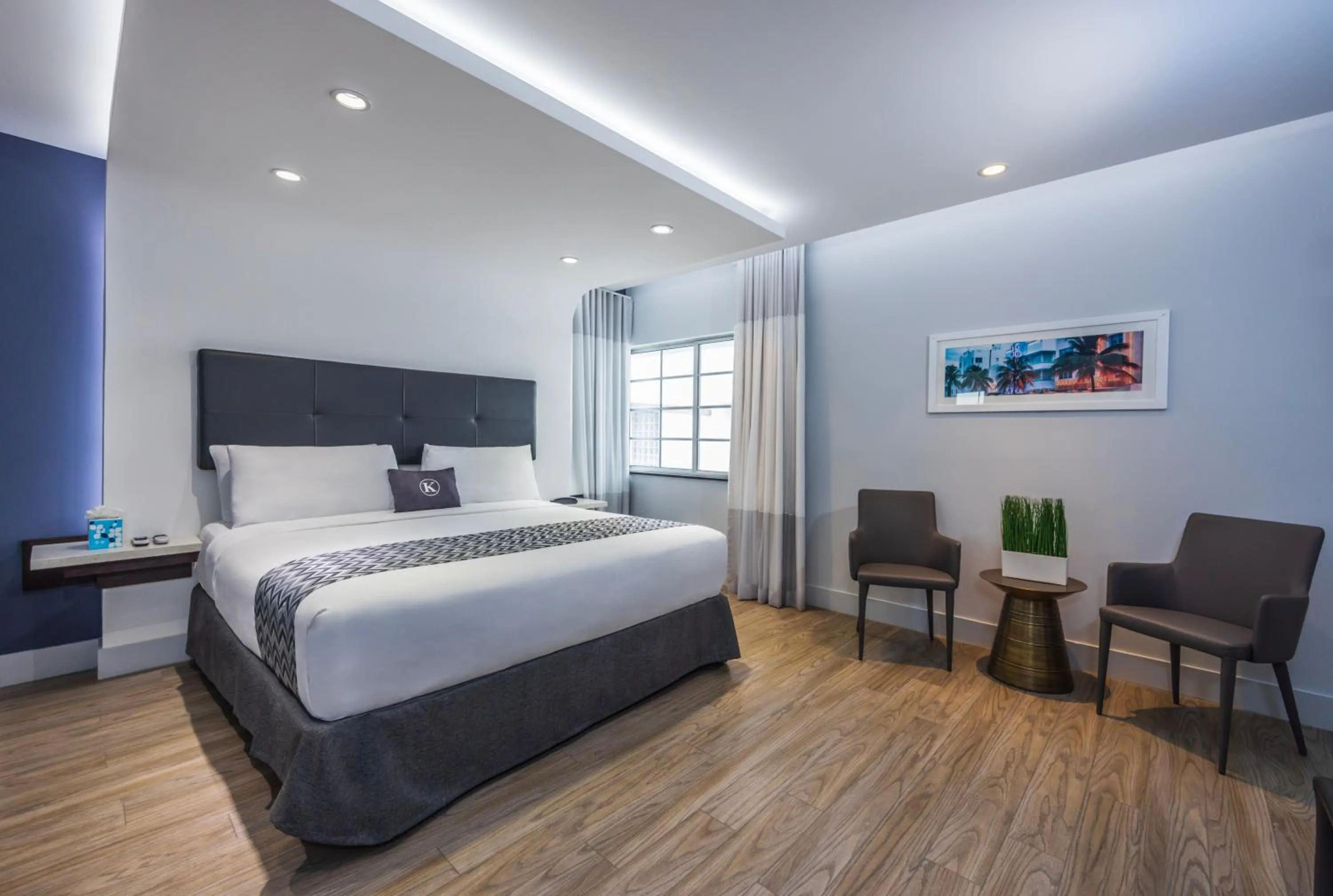 Bedroom, Bed in Kent Hotel