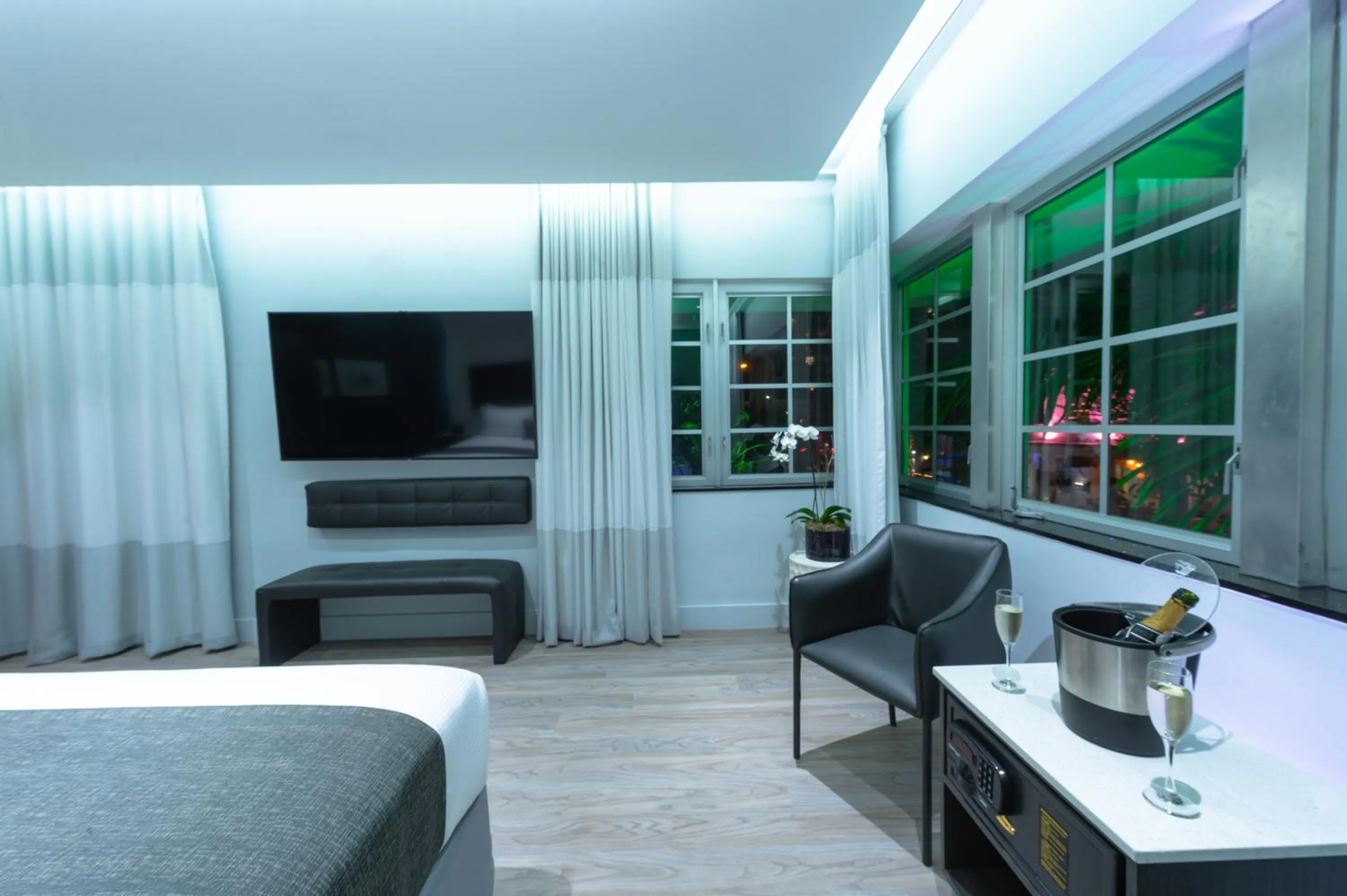 TV and multimedia, Bed in Kent Hotel