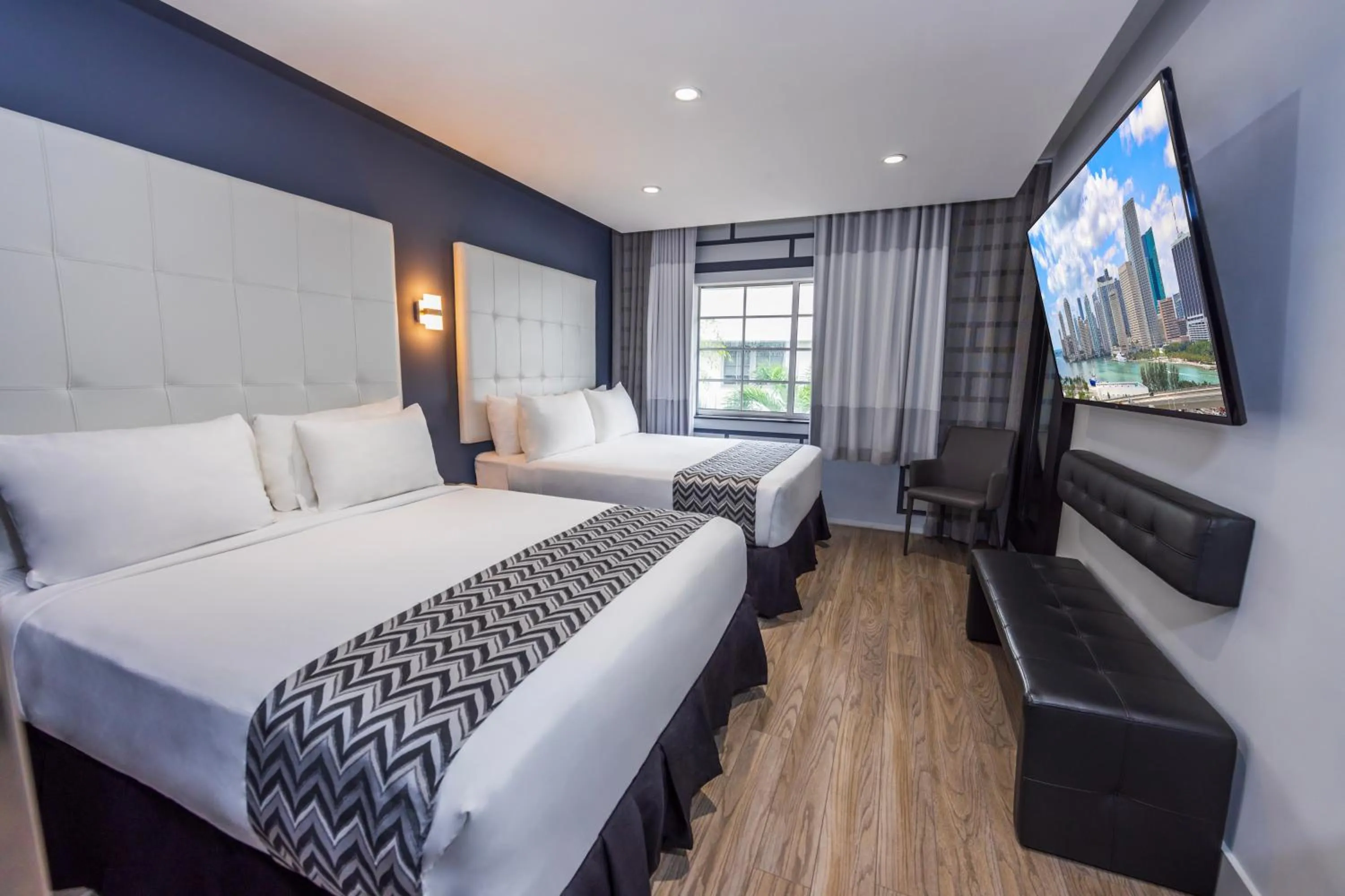 Bedroom, Bed in Kent Hotel