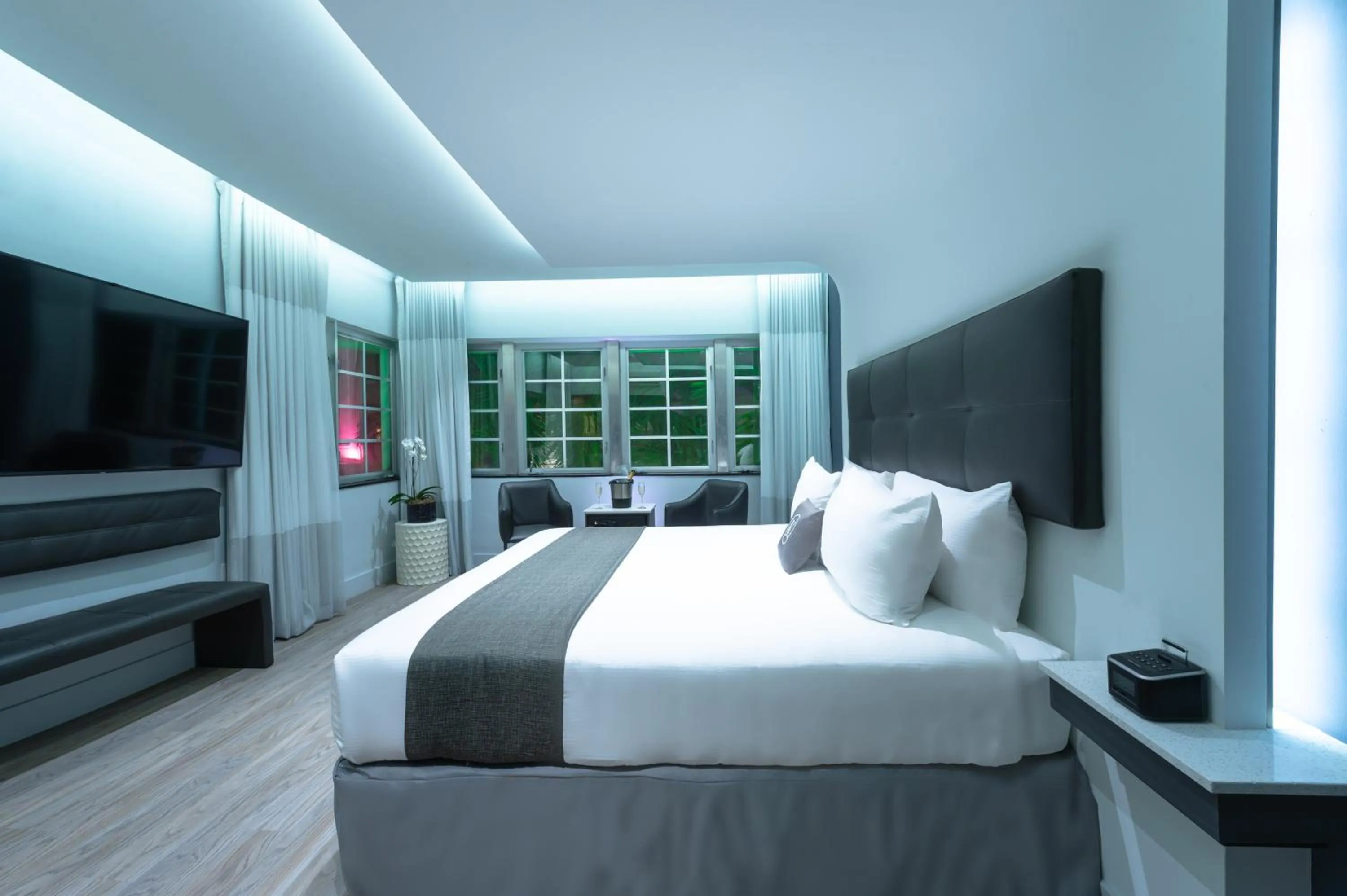 Photo of the whole room, Bed in Kent Hotel