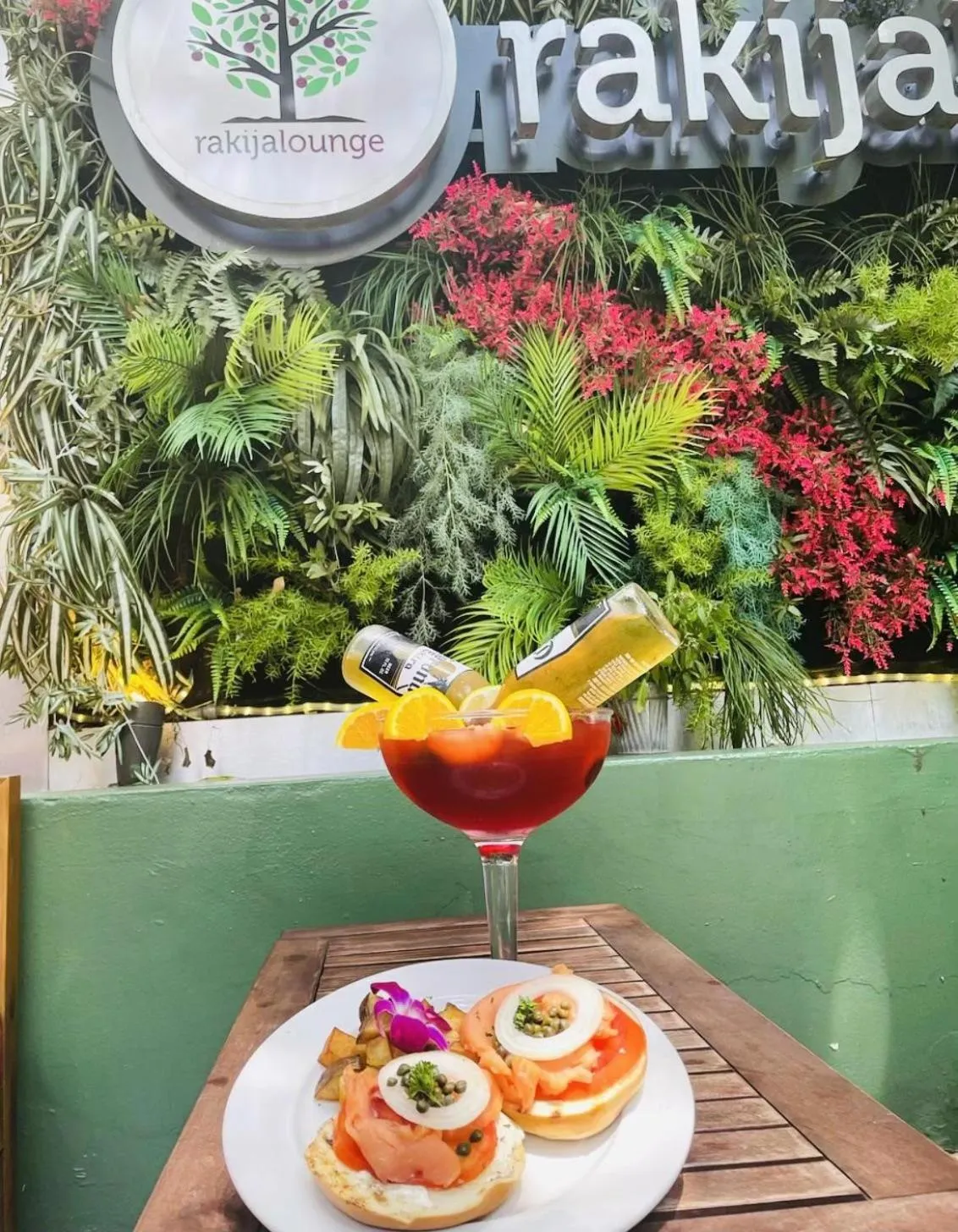 Restaurant/places to eat in Kent Hotel