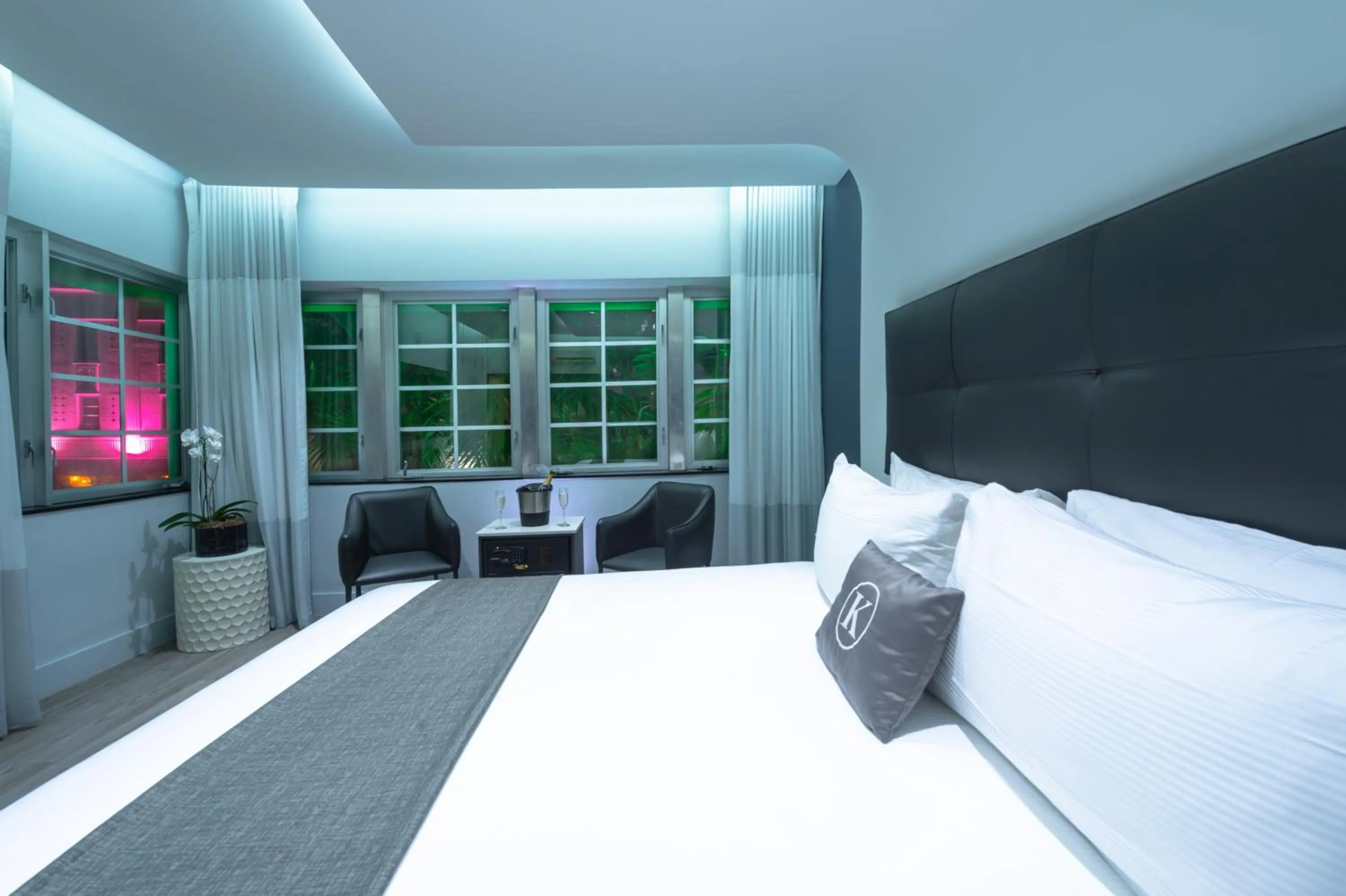 Bedroom, Bed in Kent Hotel