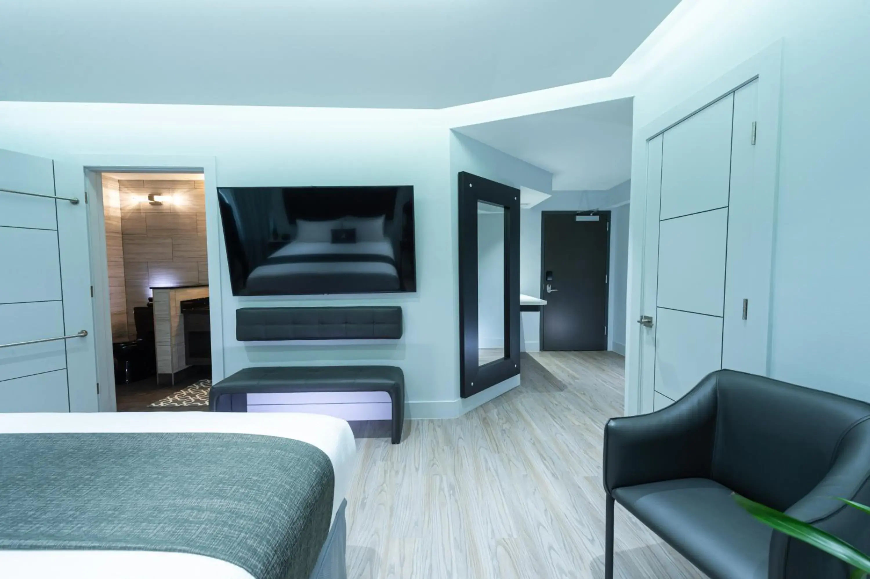 Seating area, Bed in Kent Hotel Seating area, Bed in Kent Hotel