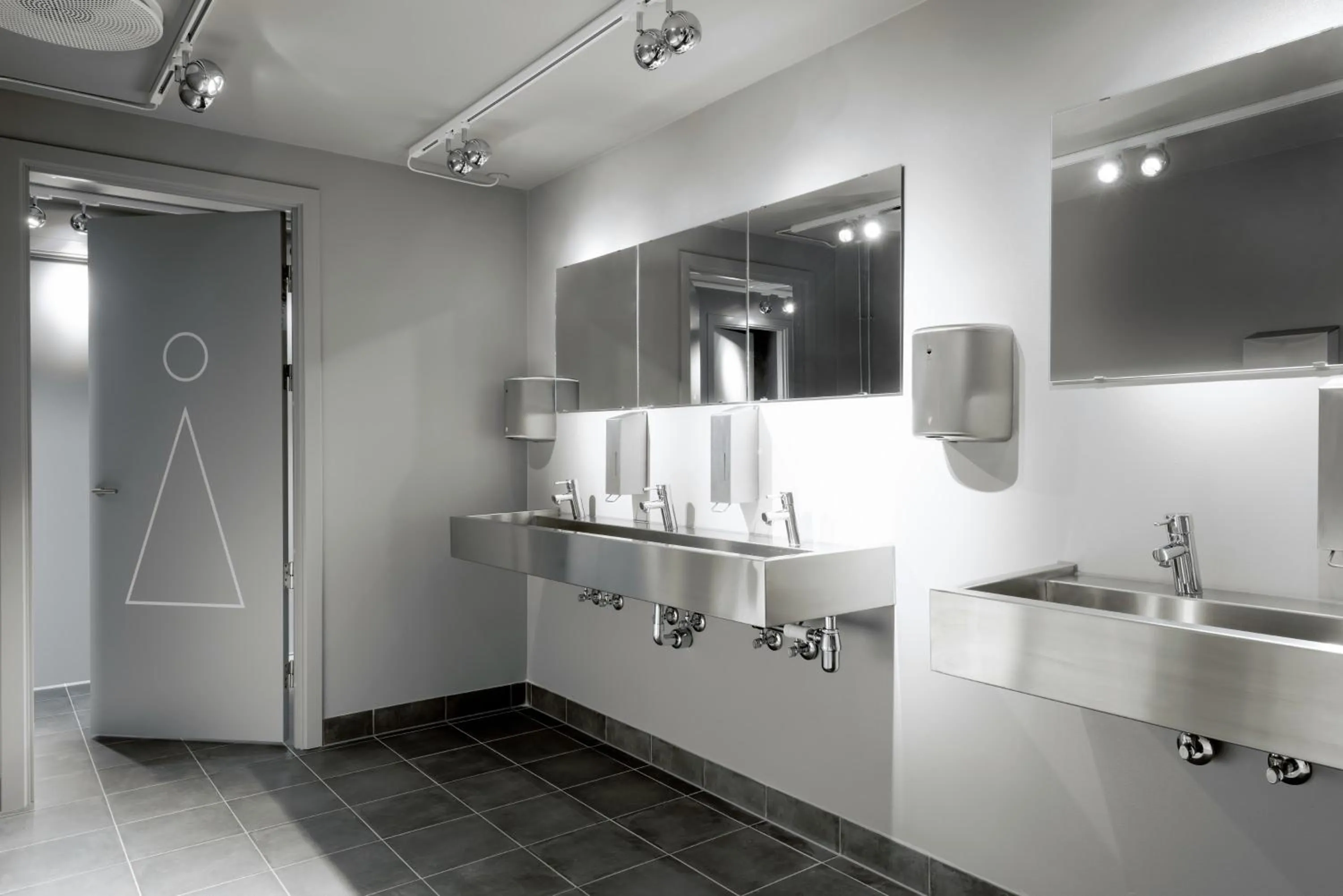 Bathroom in BOOK1 by Brøchner Hotels