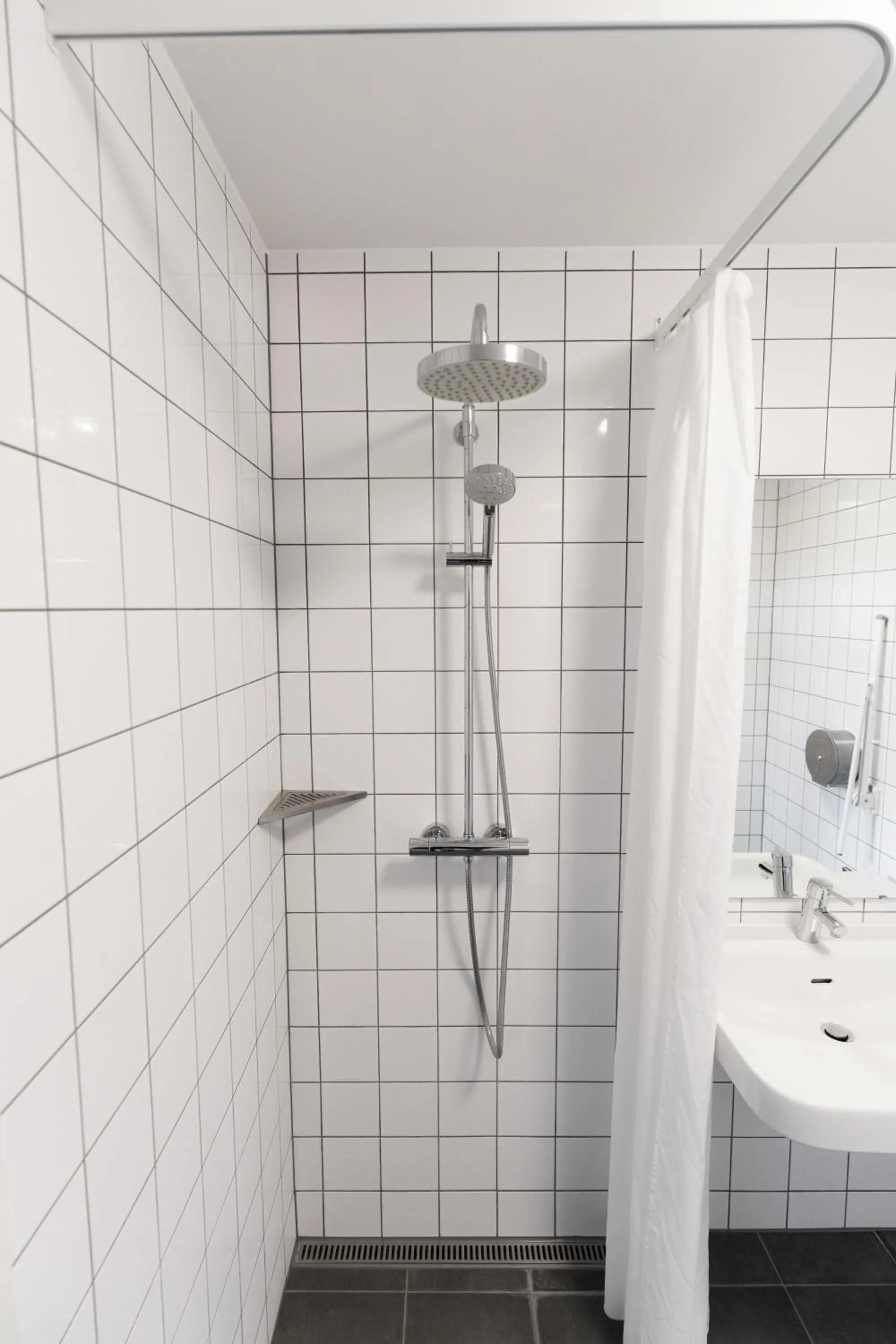 Shower in Roberta's Society Aarhus