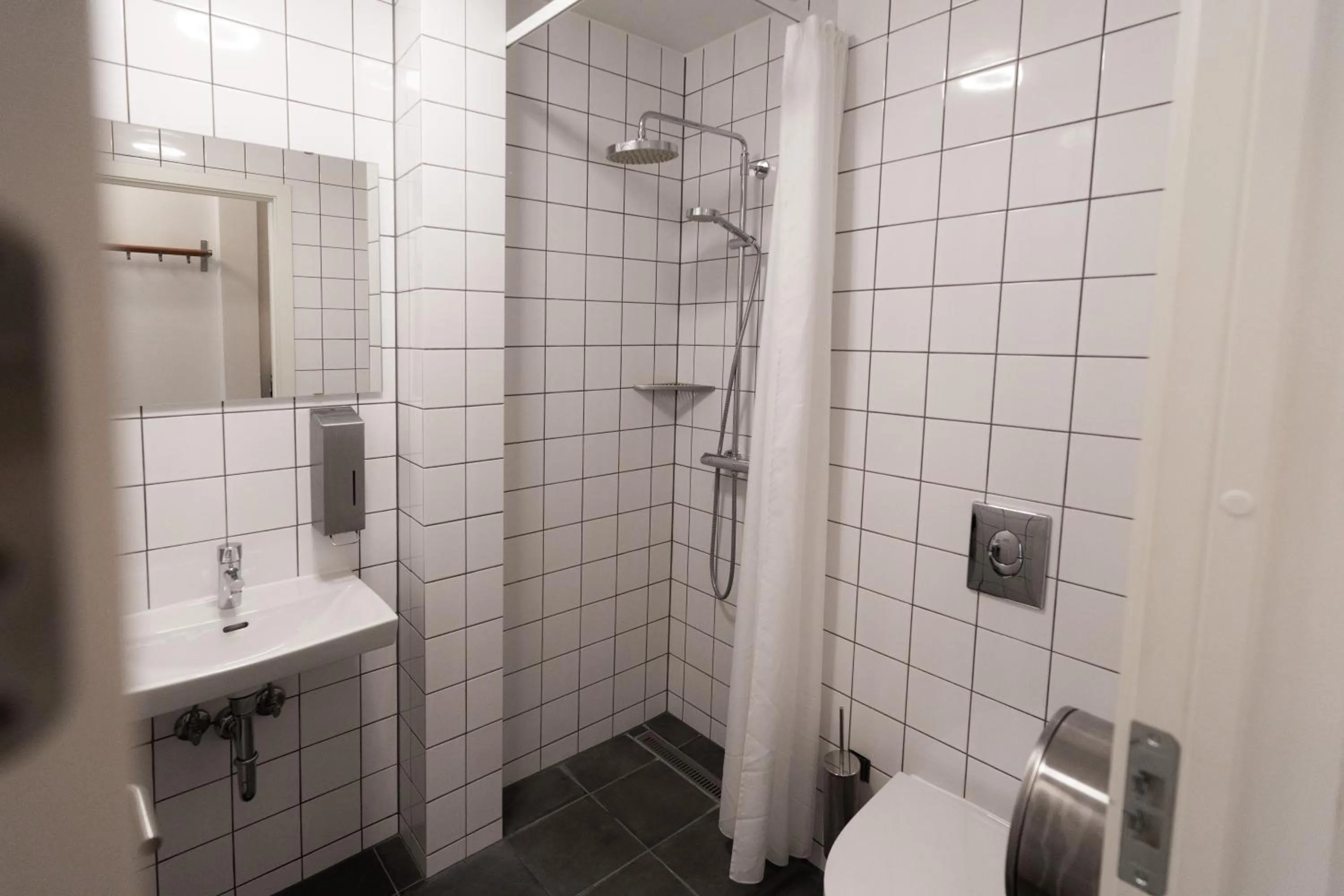 Shower in Roberta's Society Aarhus