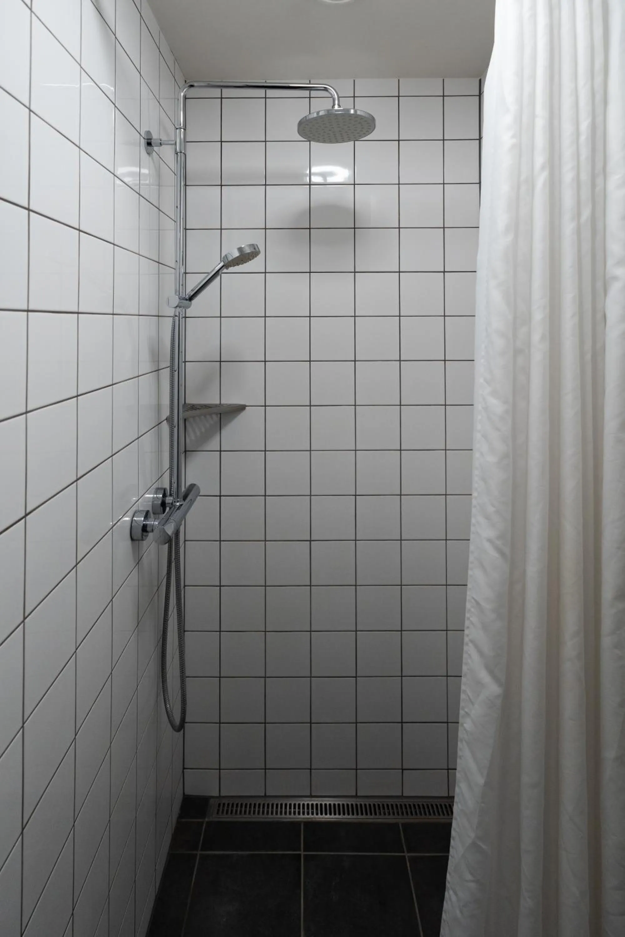 Shower in Roberta's Society Aarhus