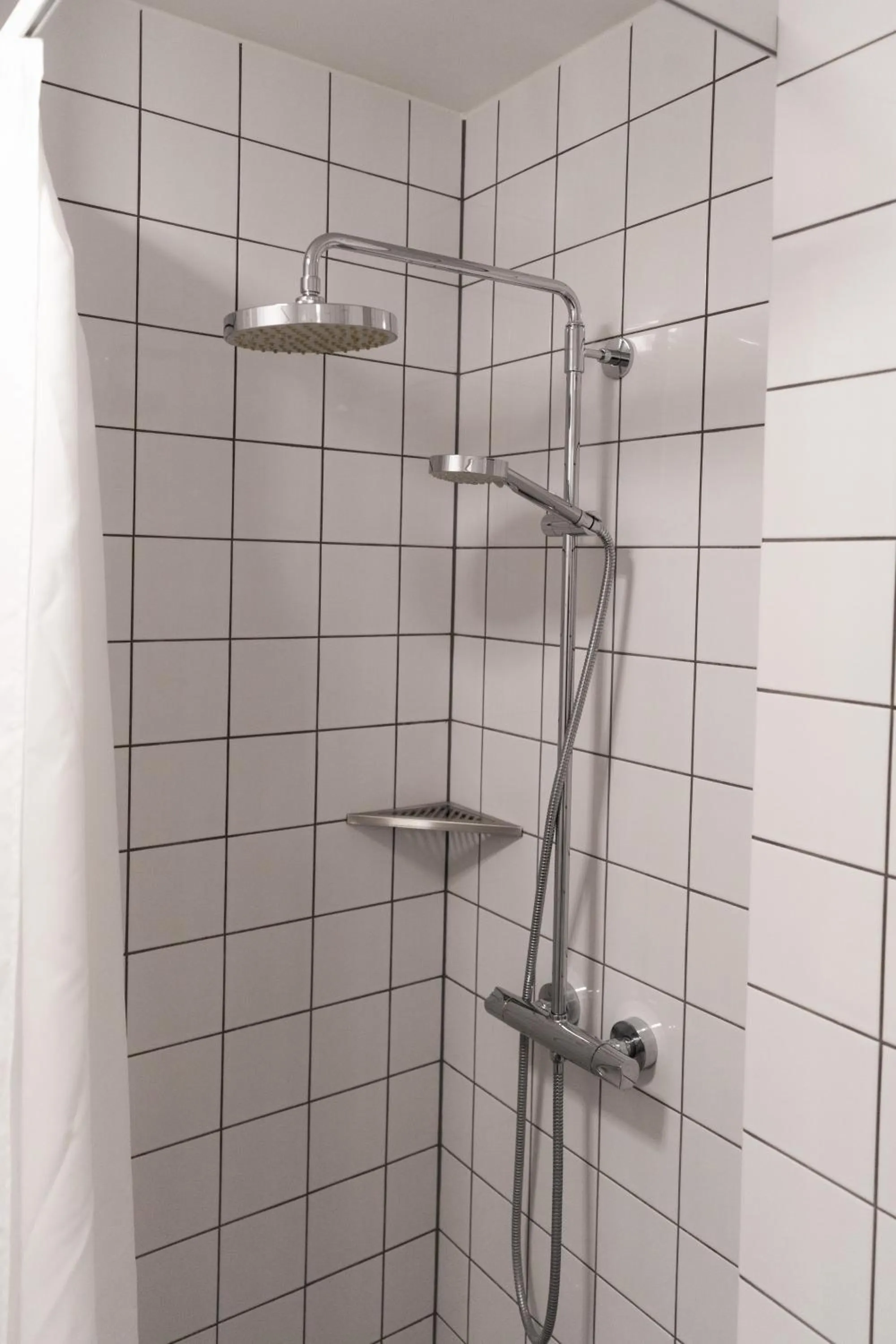 Shower in Roberta's Society Aarhus