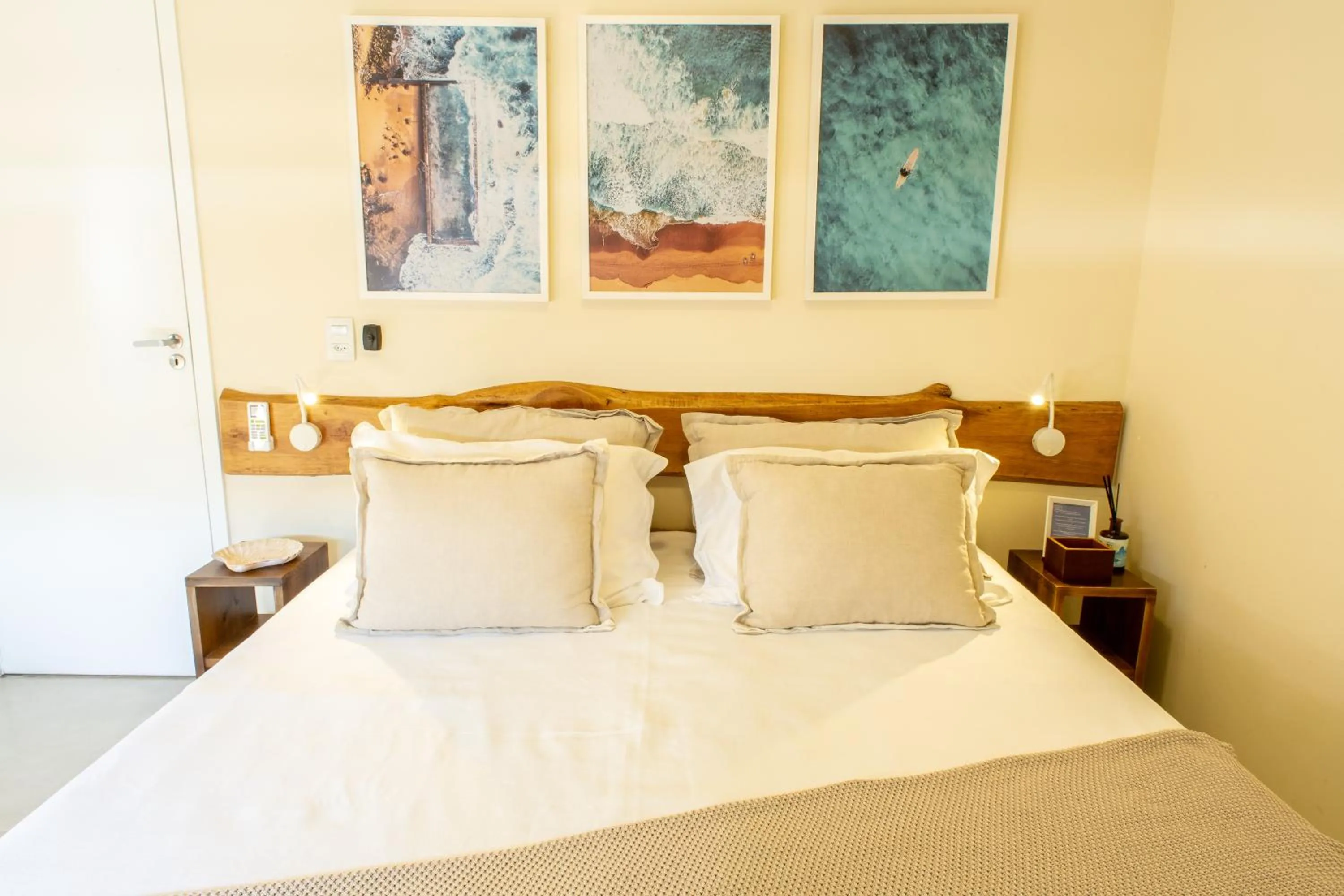 Photo of the whole room, Bed in Longboard Paradise Suítes