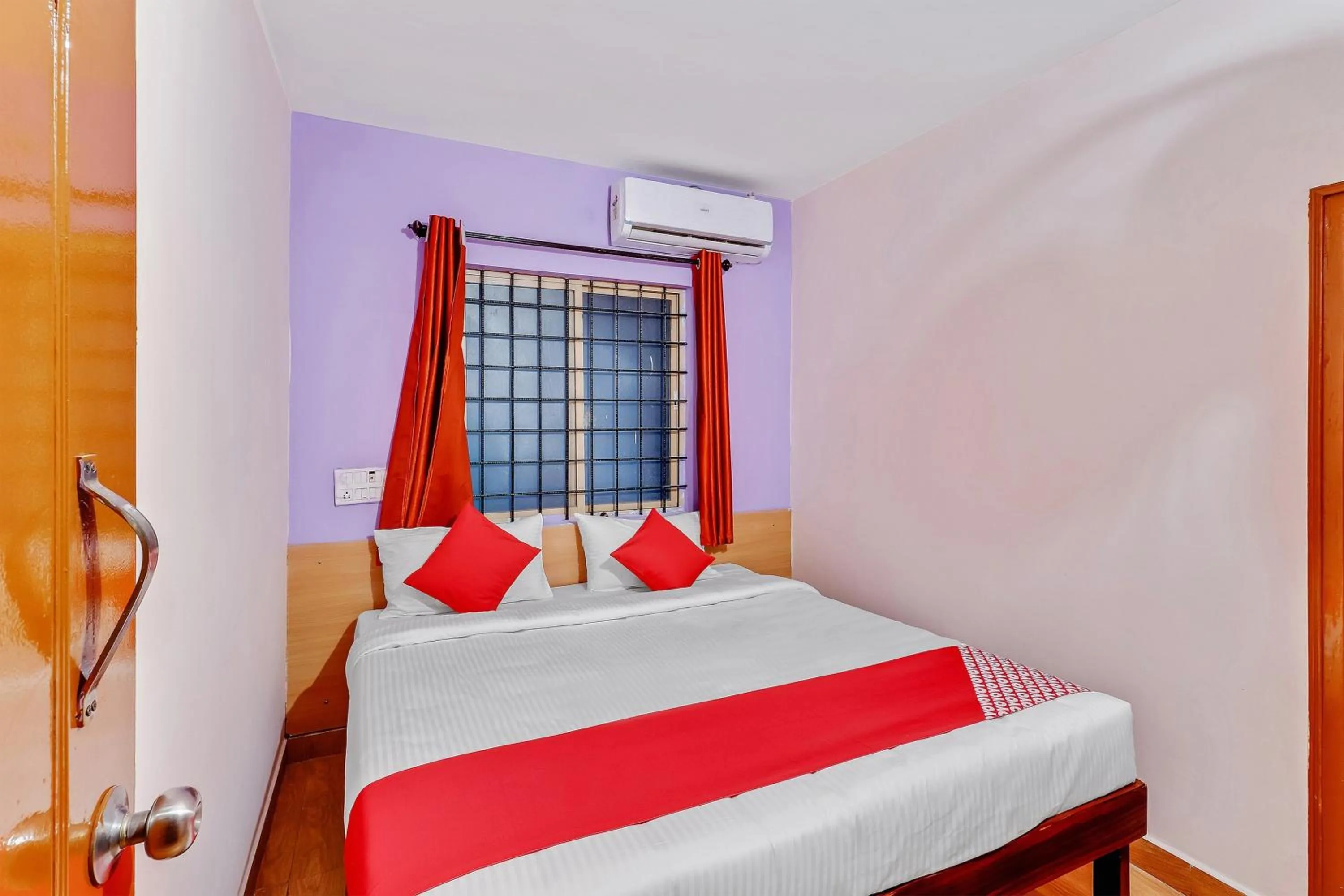 Facade/entrance, Bed in Hotel O MRV Royal Suites