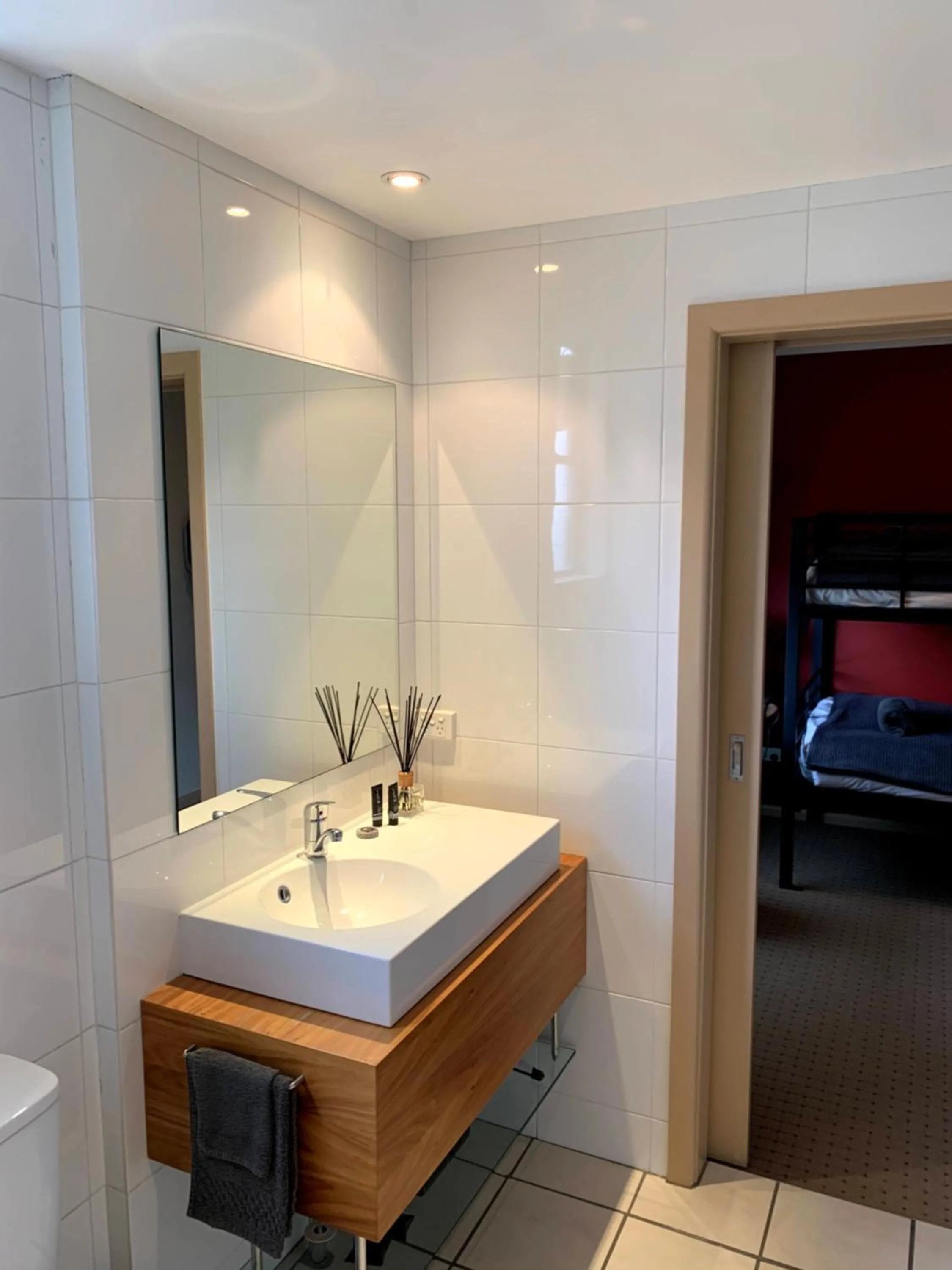 Bathroom, Bed in Attunga Alpine Lodge & Apartments
