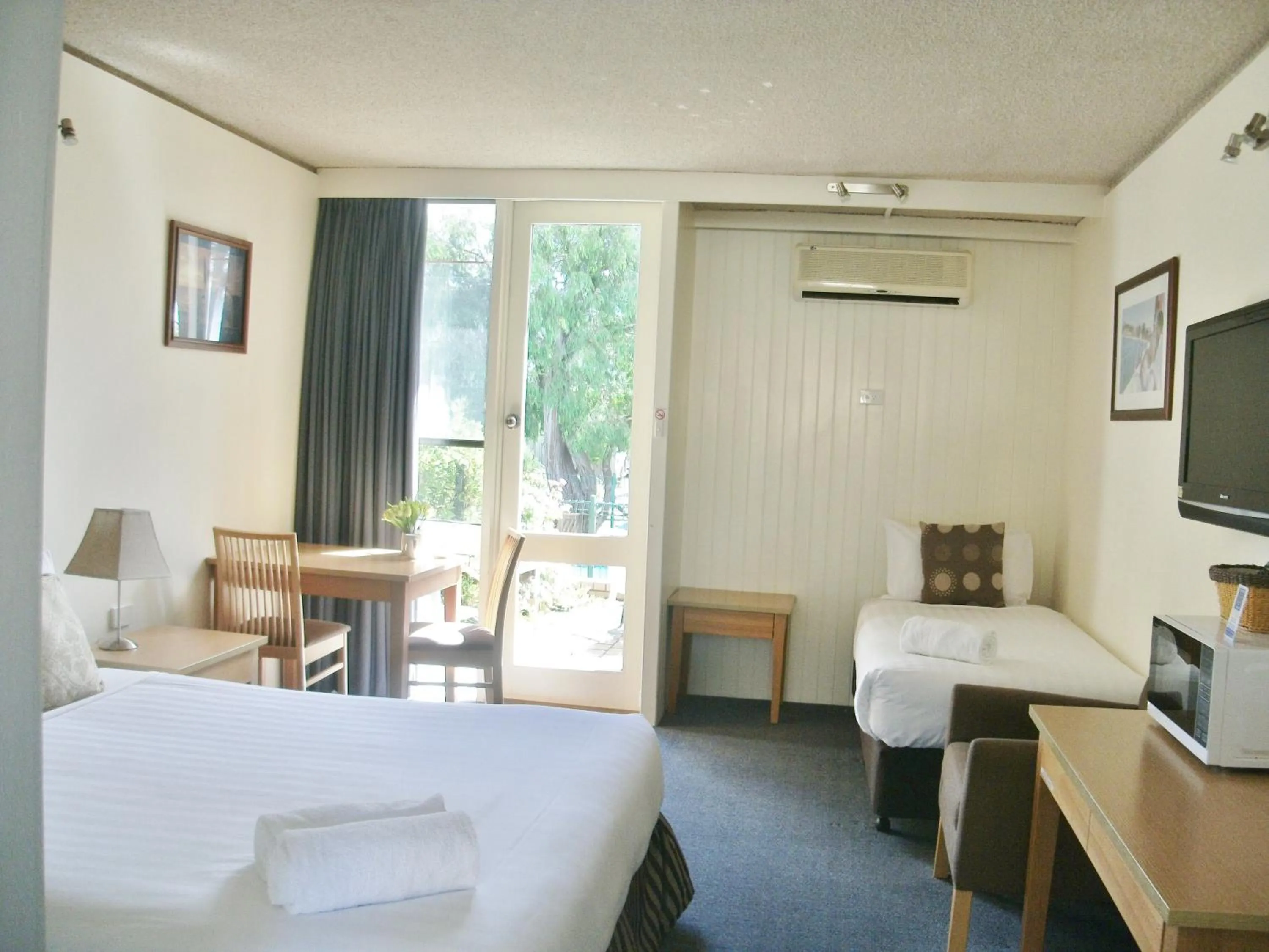 Patio in Parkwood Motel & Apartments