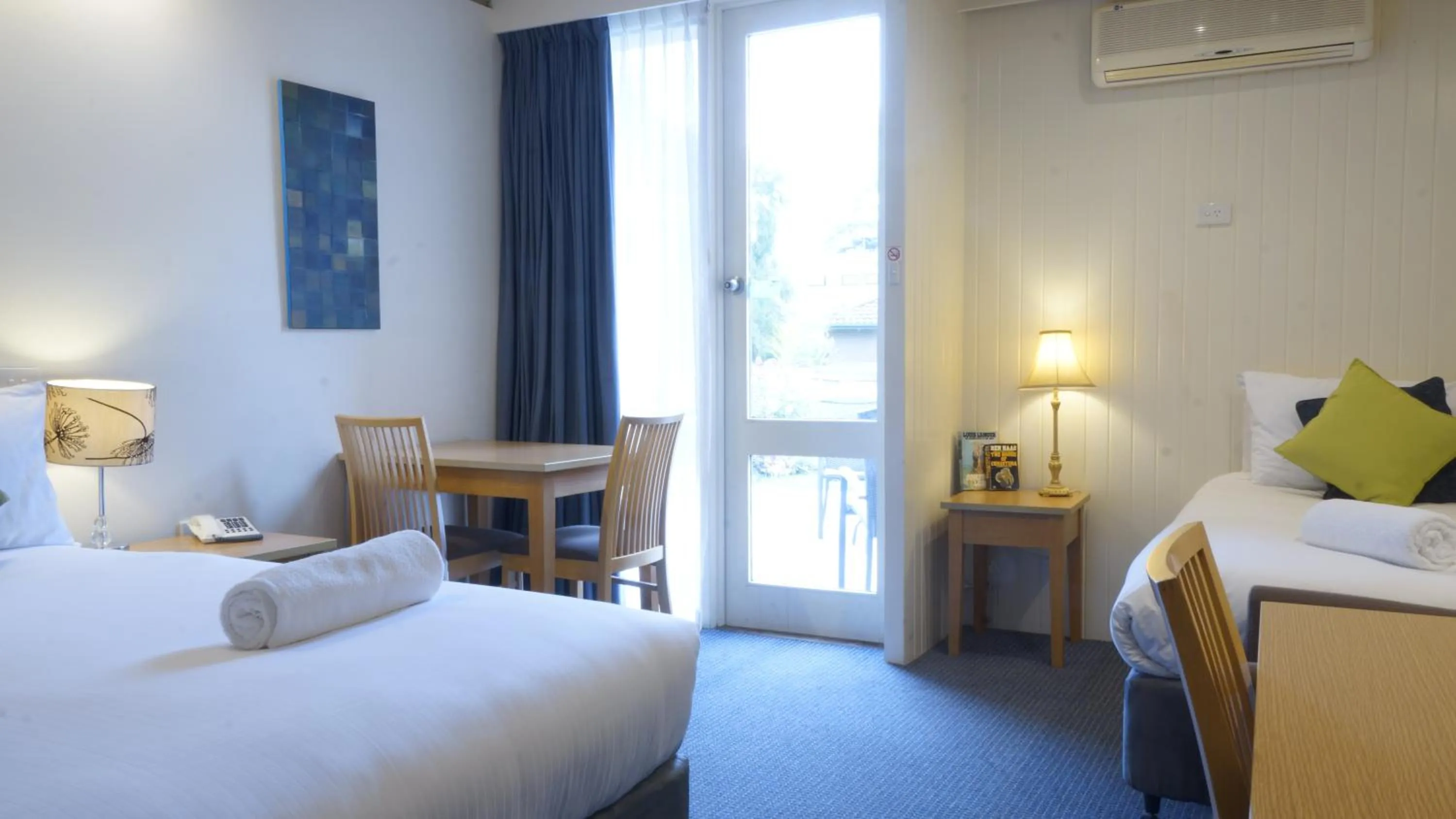 Patio in Parkwood Motel & Apartments