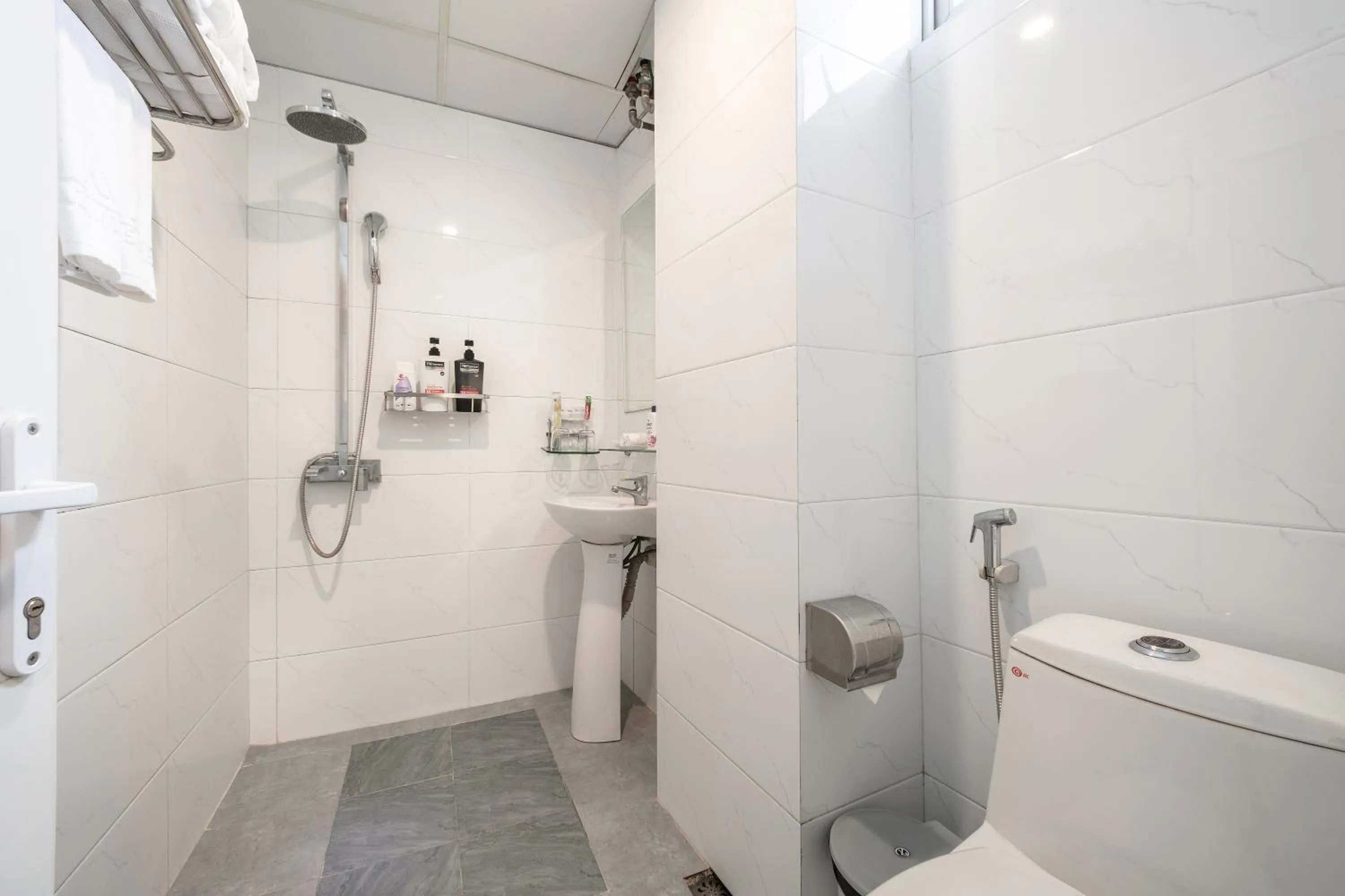 Shower in A25 Hotel - 53 Tuệ Tĩnh