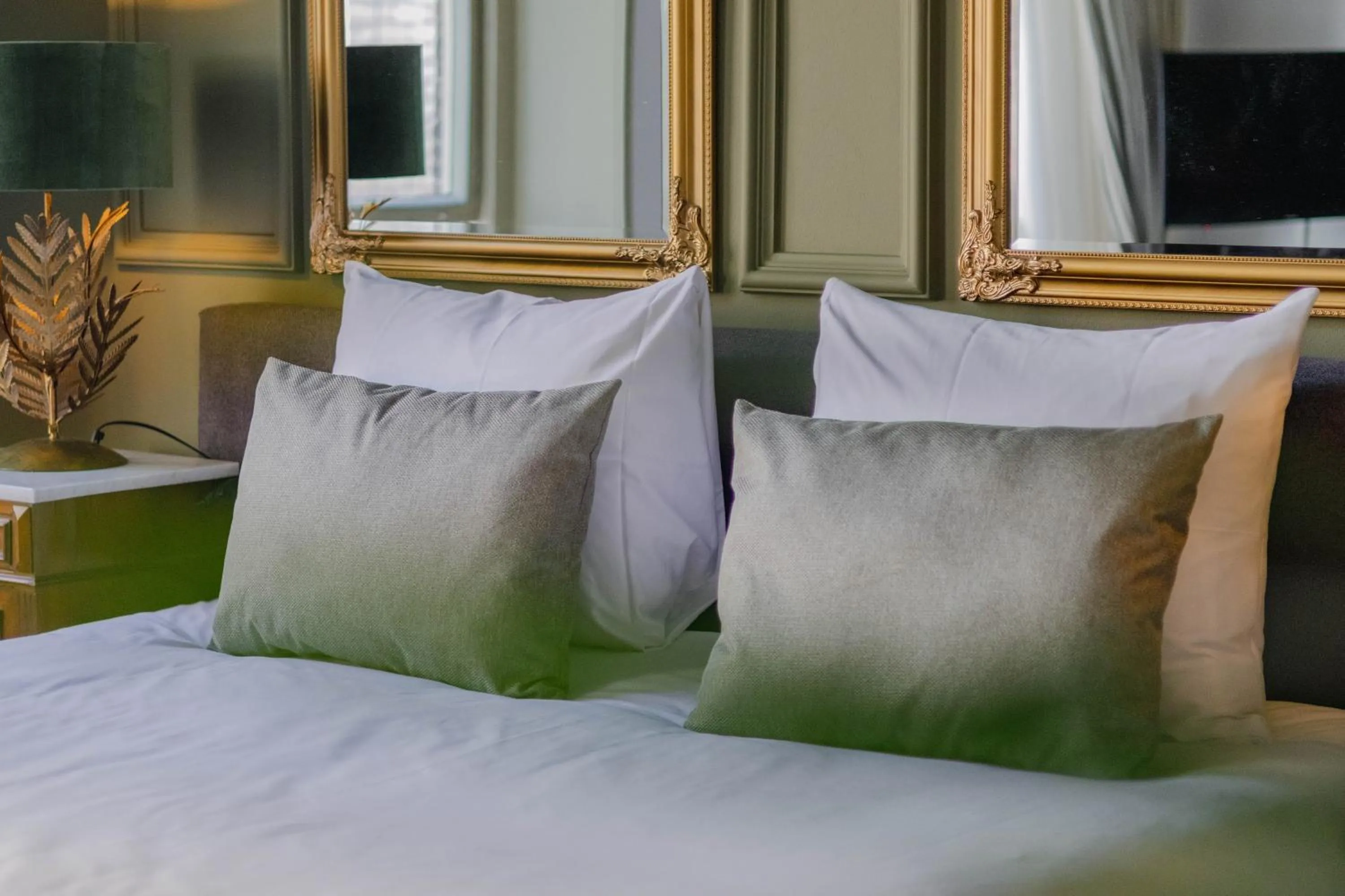 Bed in Grand Boutique Hotel-Restaurant Huis Vermeer