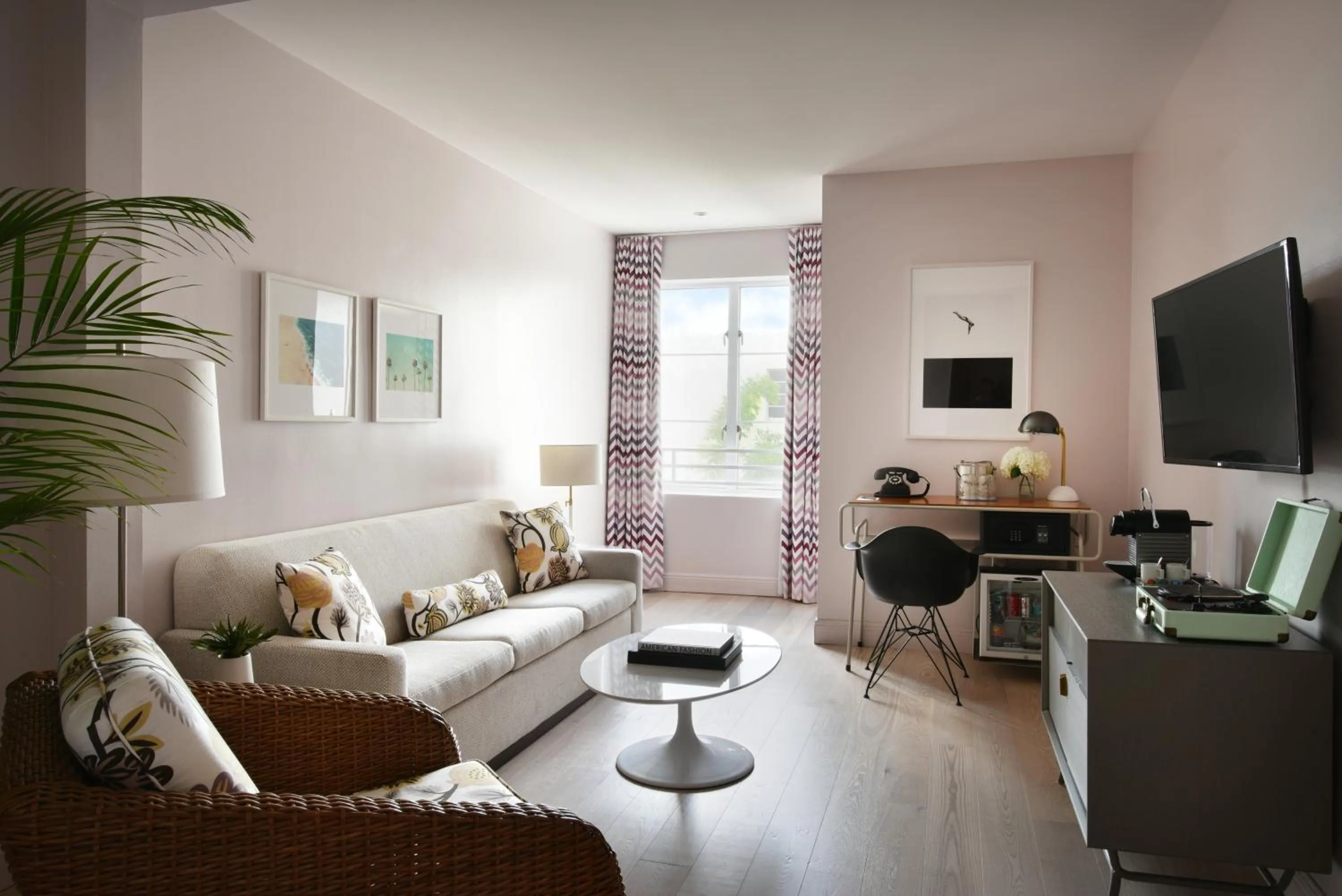 Living room, Lounge/Bar in The Astor by LuxUrban