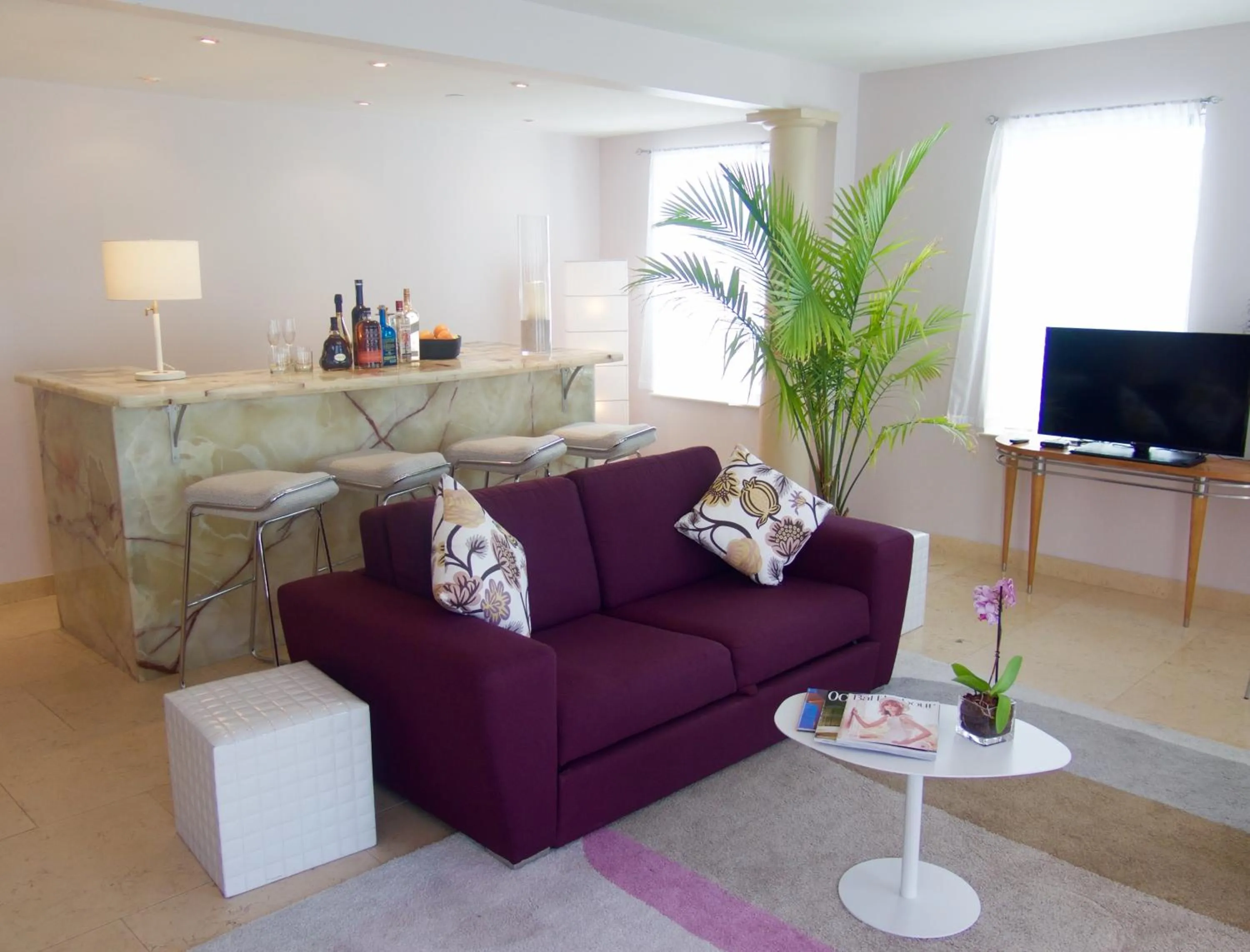 Living room, Seating Area in The Astor by LuxUrban