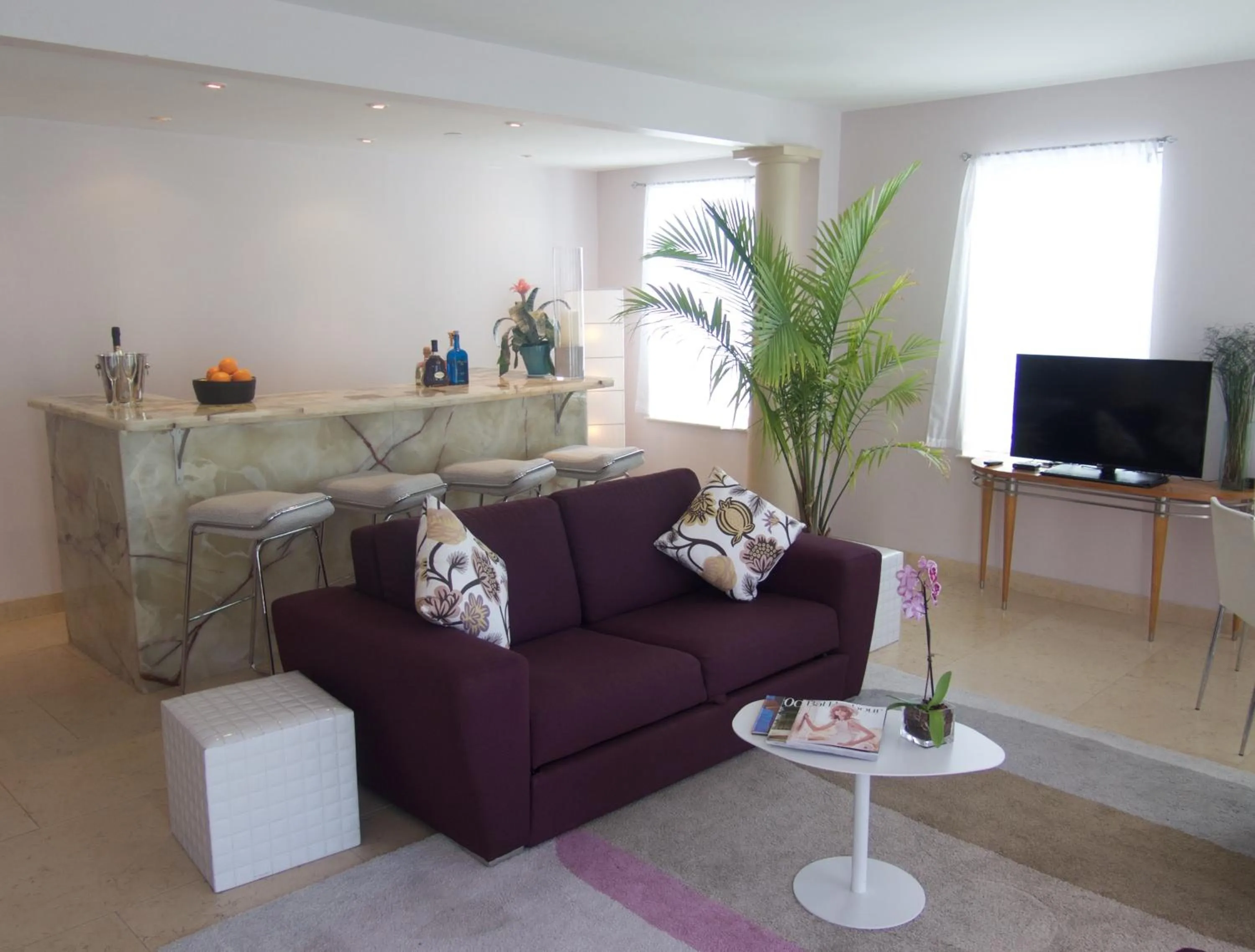 Living room, Seating Area in The Astor by LuxUrban