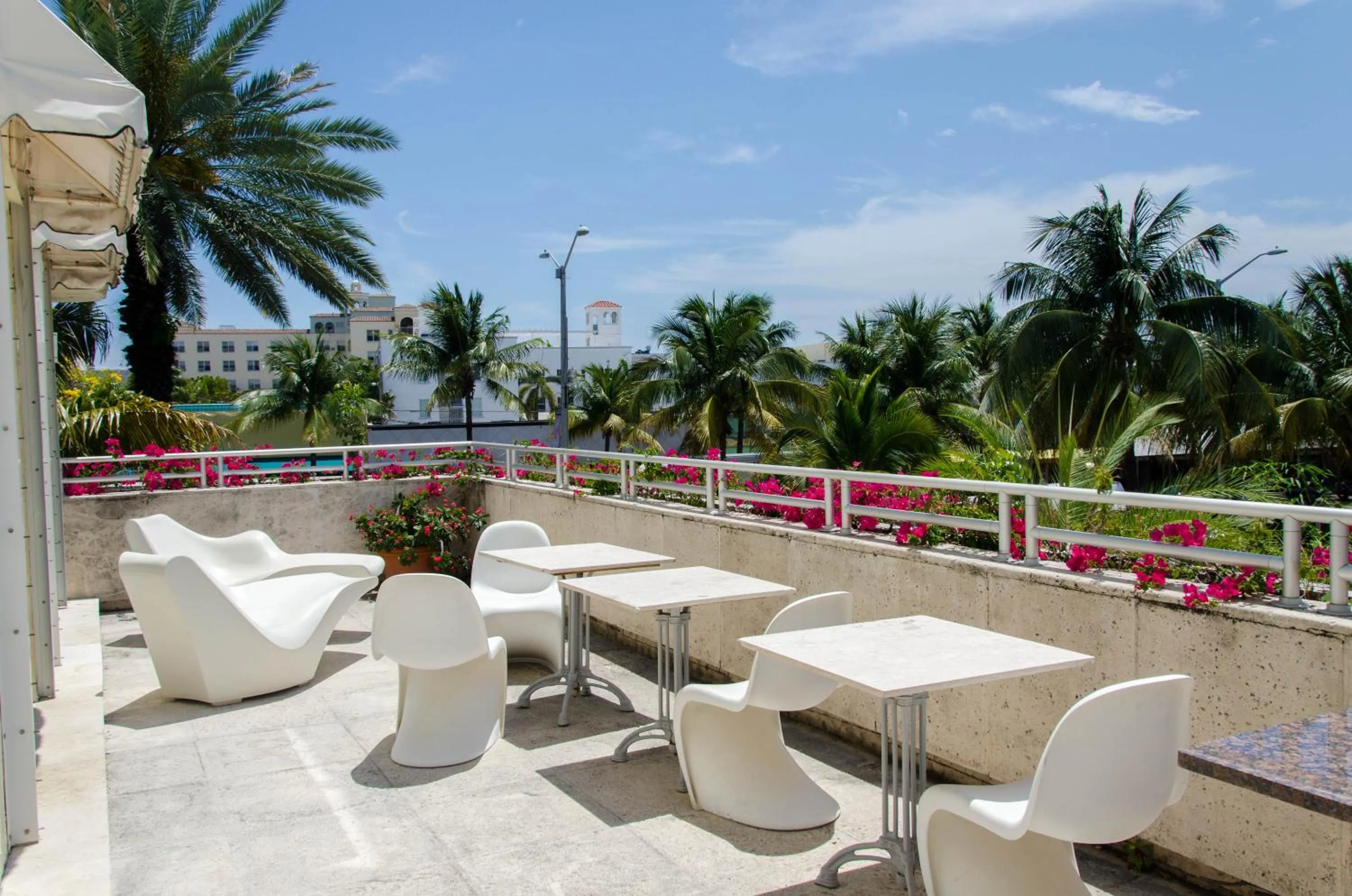 Balcony/Terrace, Lounge/Bar in The Astor by LuxUrban