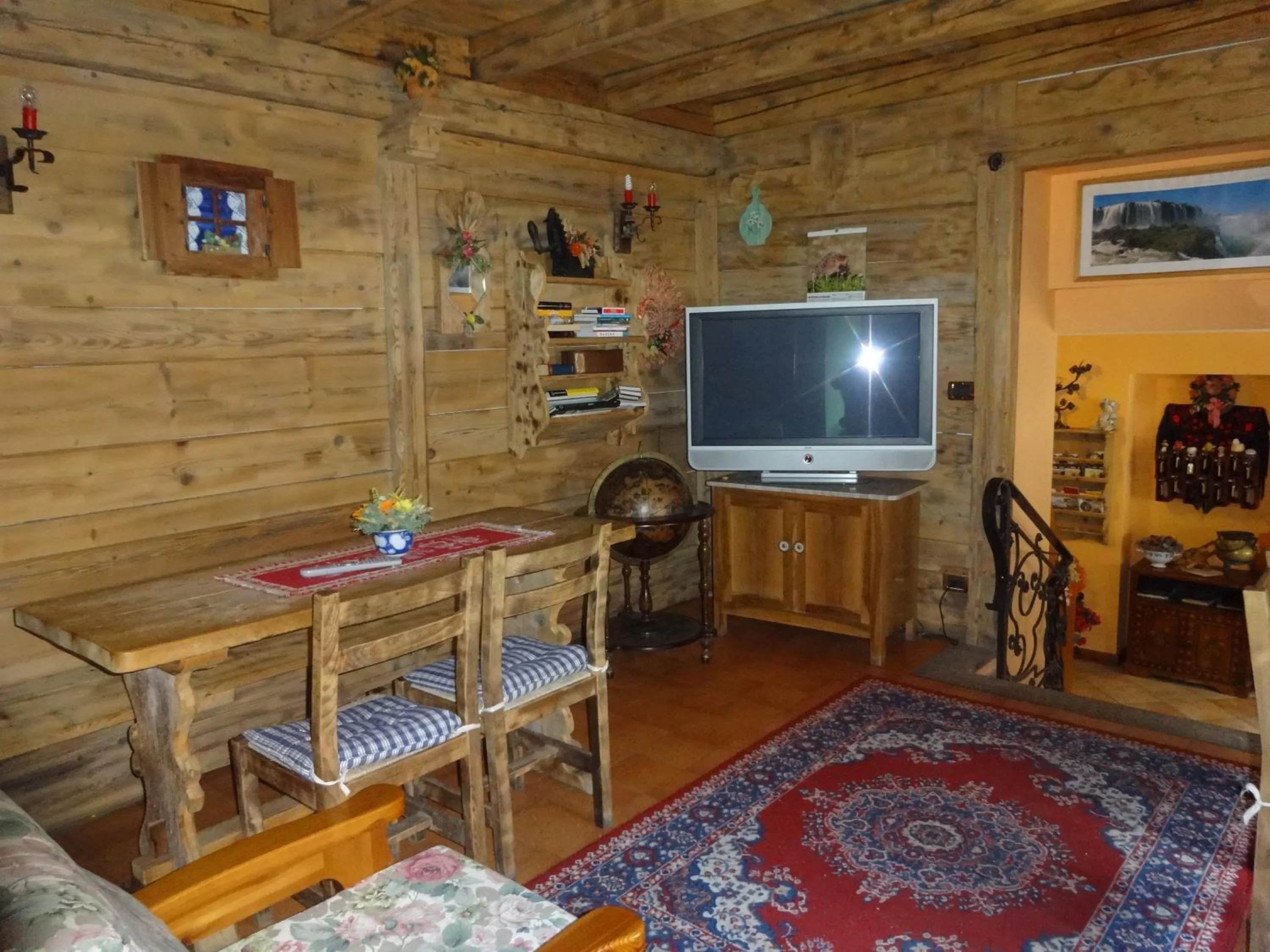 Communal lounge/ TV room in Hotel Genzianella