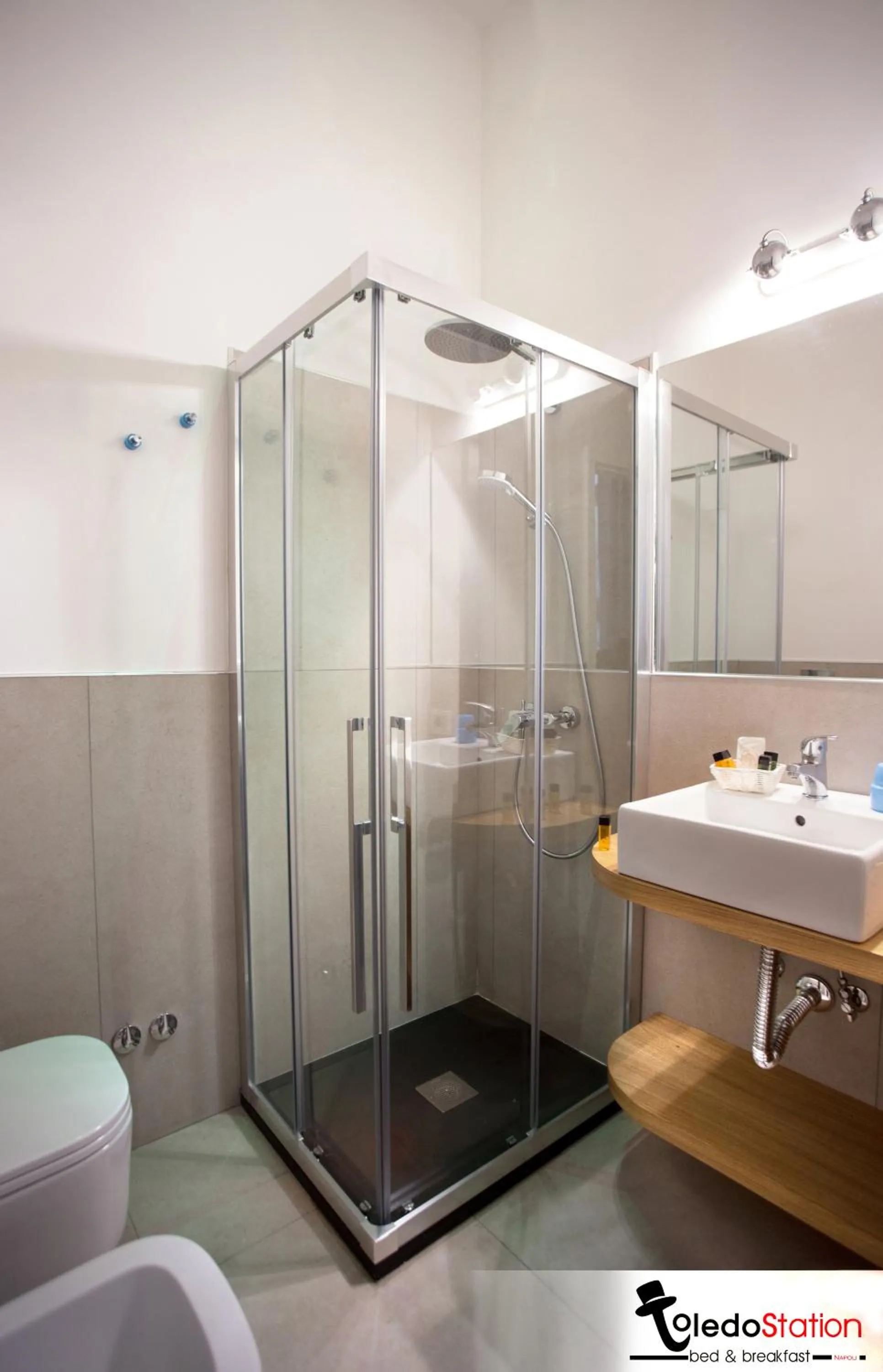 Bathroom in ToledoStation B&B