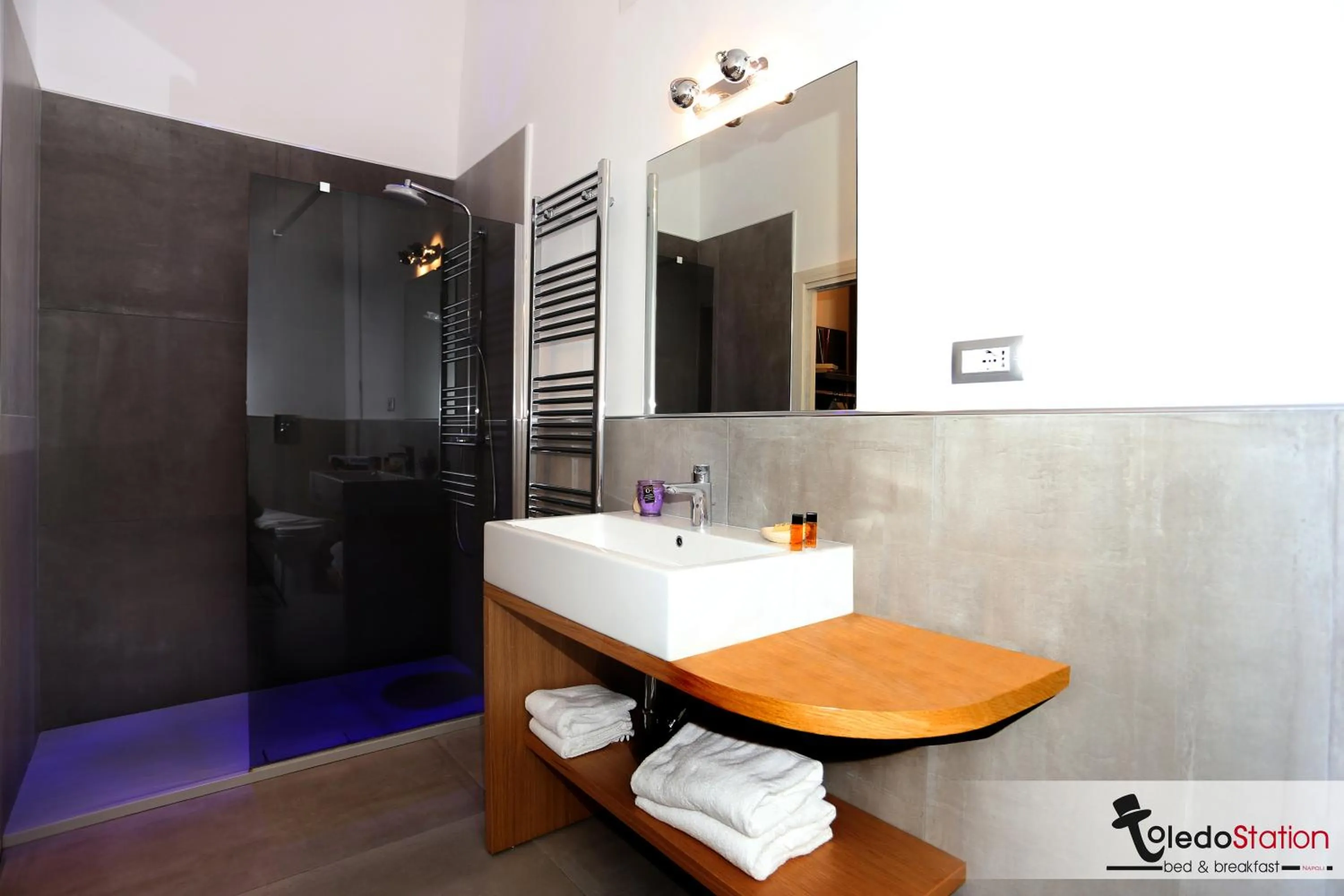 Bathroom in ToledoStation B&B