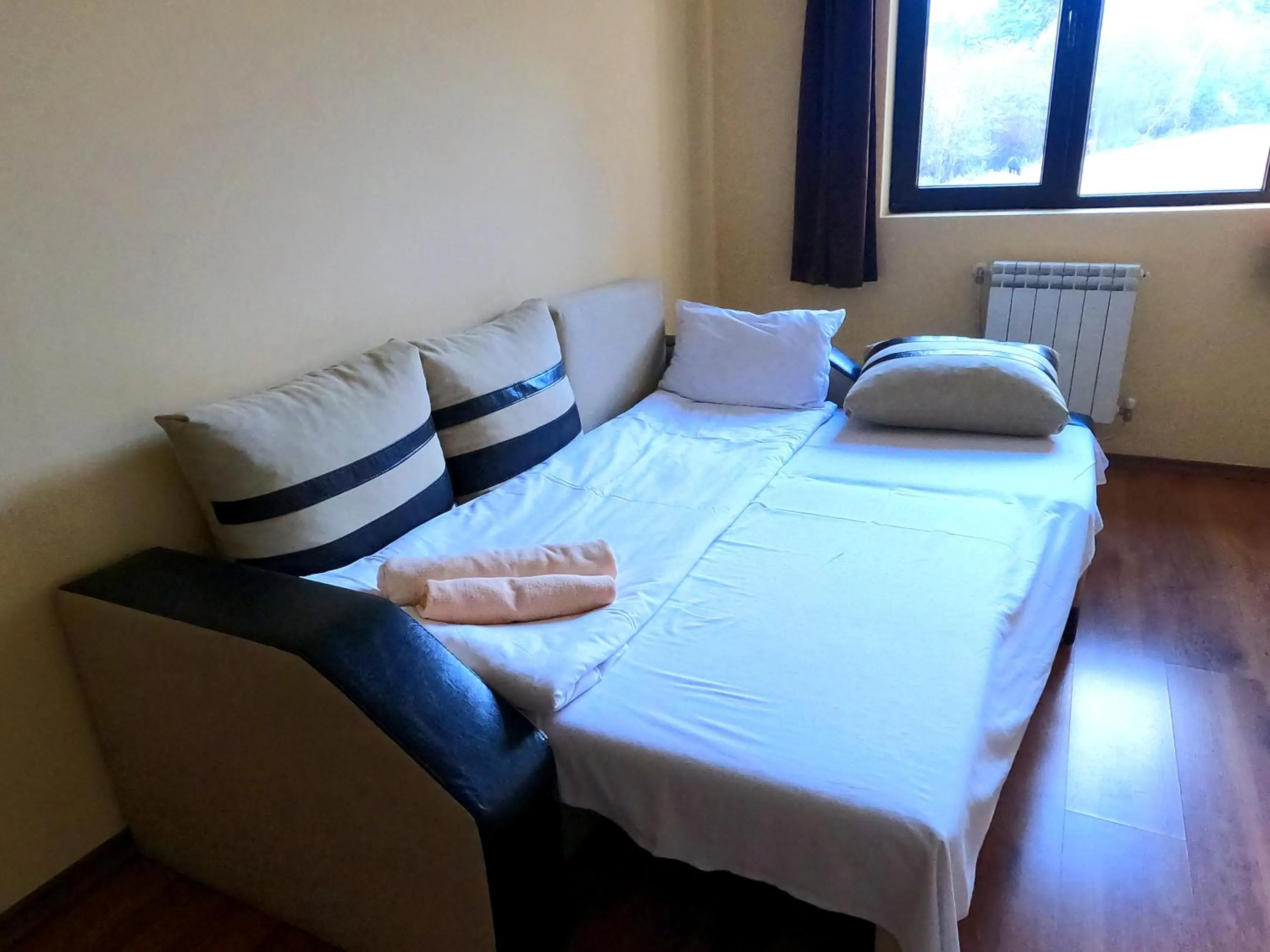 Communal lounge/ TV room, Bed in Rusaliite Adventure House