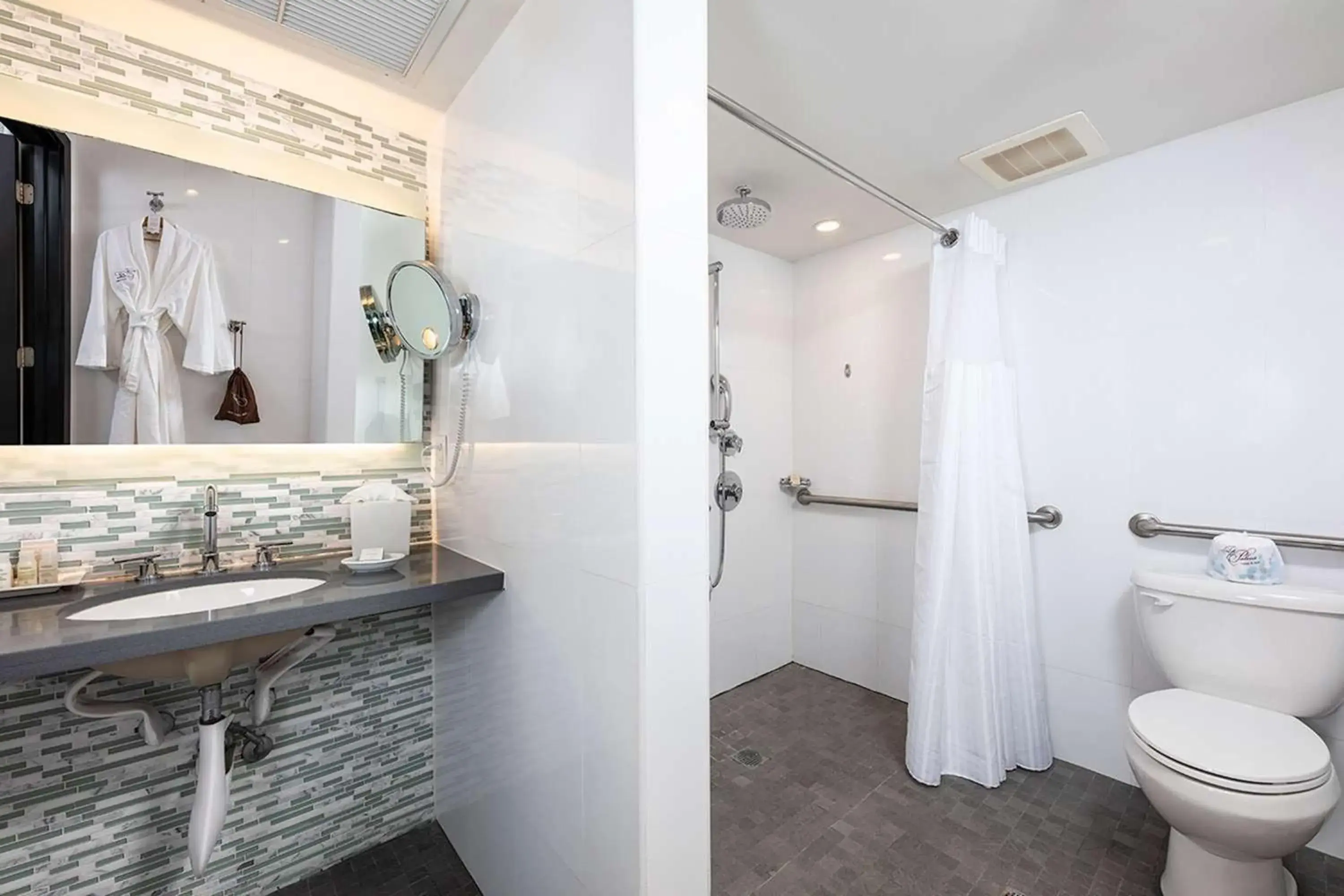 Bathroom in The Palms Hotel & Spa Bathroom in The Palms Hotel & Spa