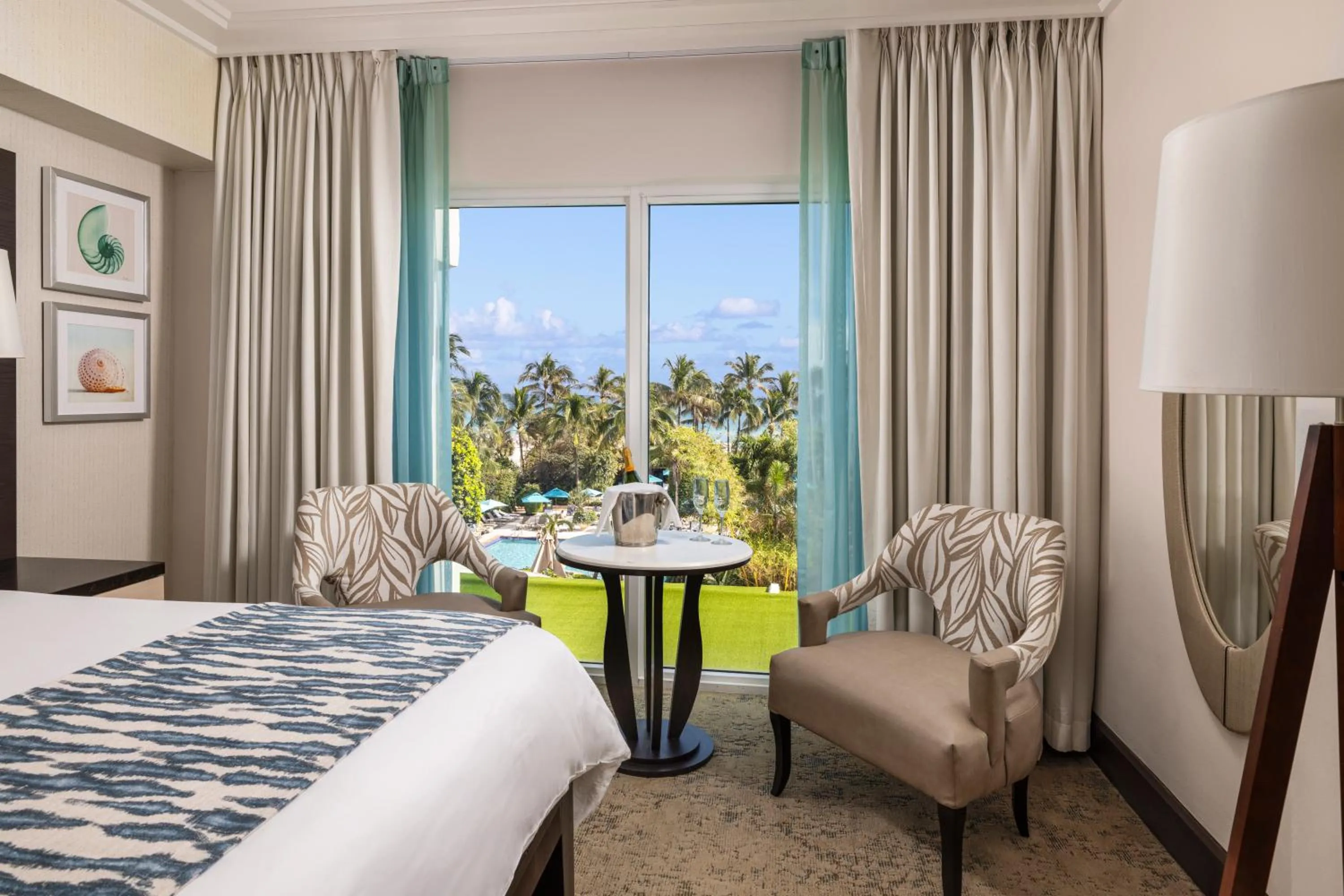 Seating area, Bed in The Palms Hotel & Spa