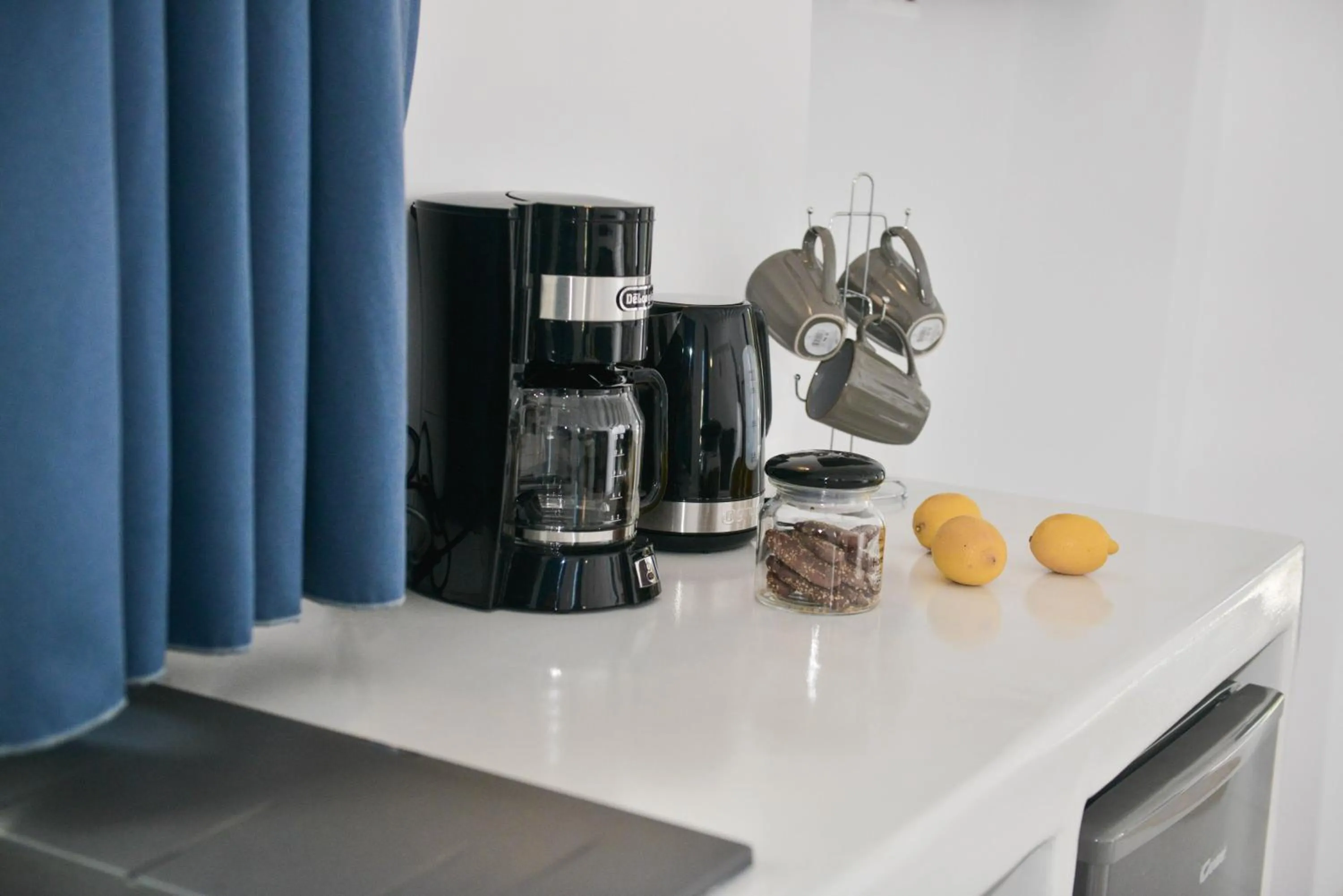 Coffee/tea facilities in Blue Paradise Apartments