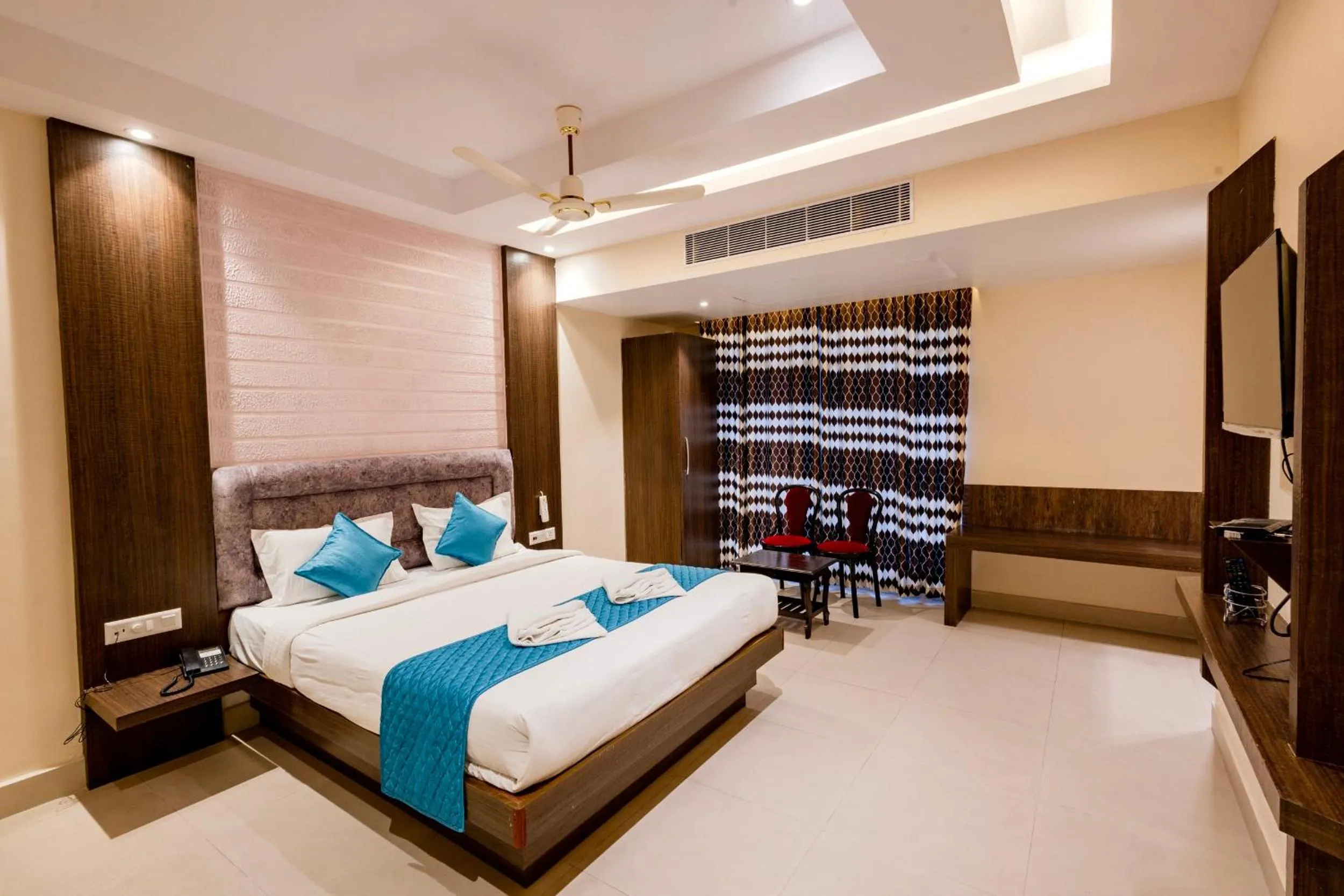 Bedroom, Bed in Hotel Serene Palace