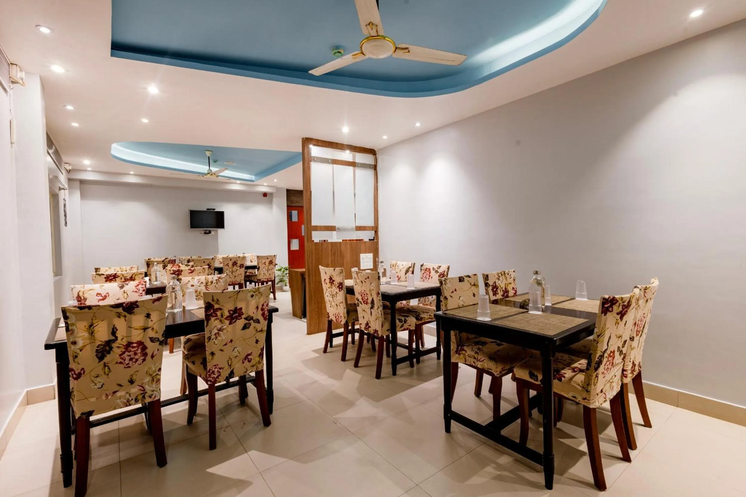 Restaurant/places to eat in Hotel Serene Palace