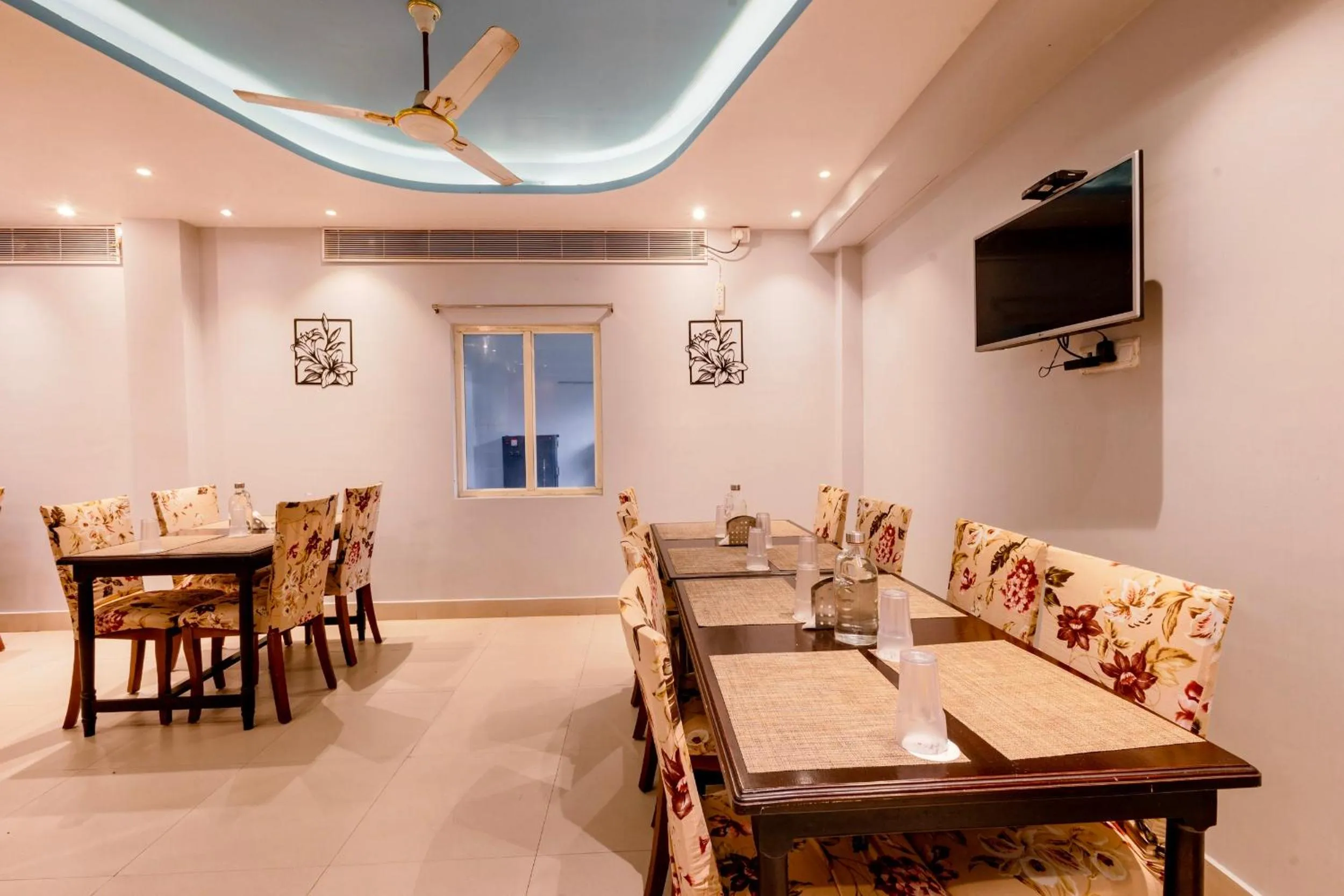 Restaurant/places to eat in Hotel Serene Palace