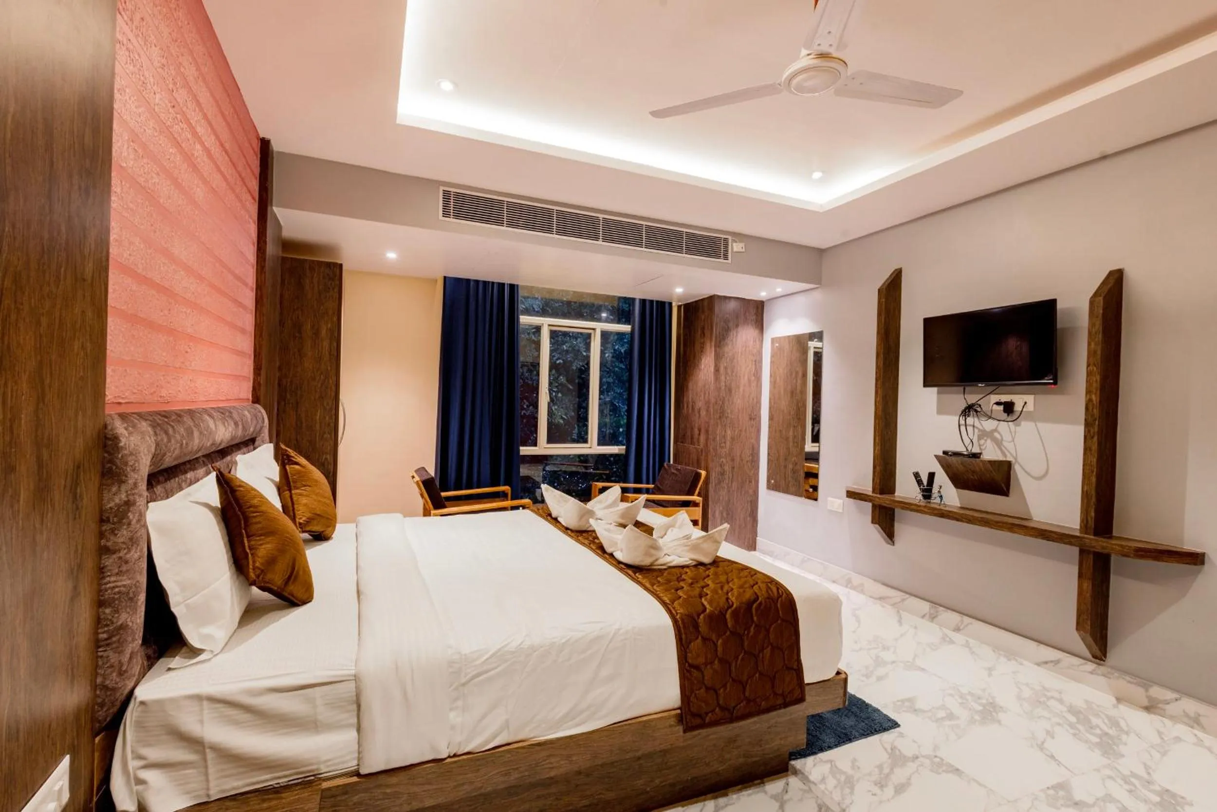 Bedroom, Bed in Hotel Serene Palace