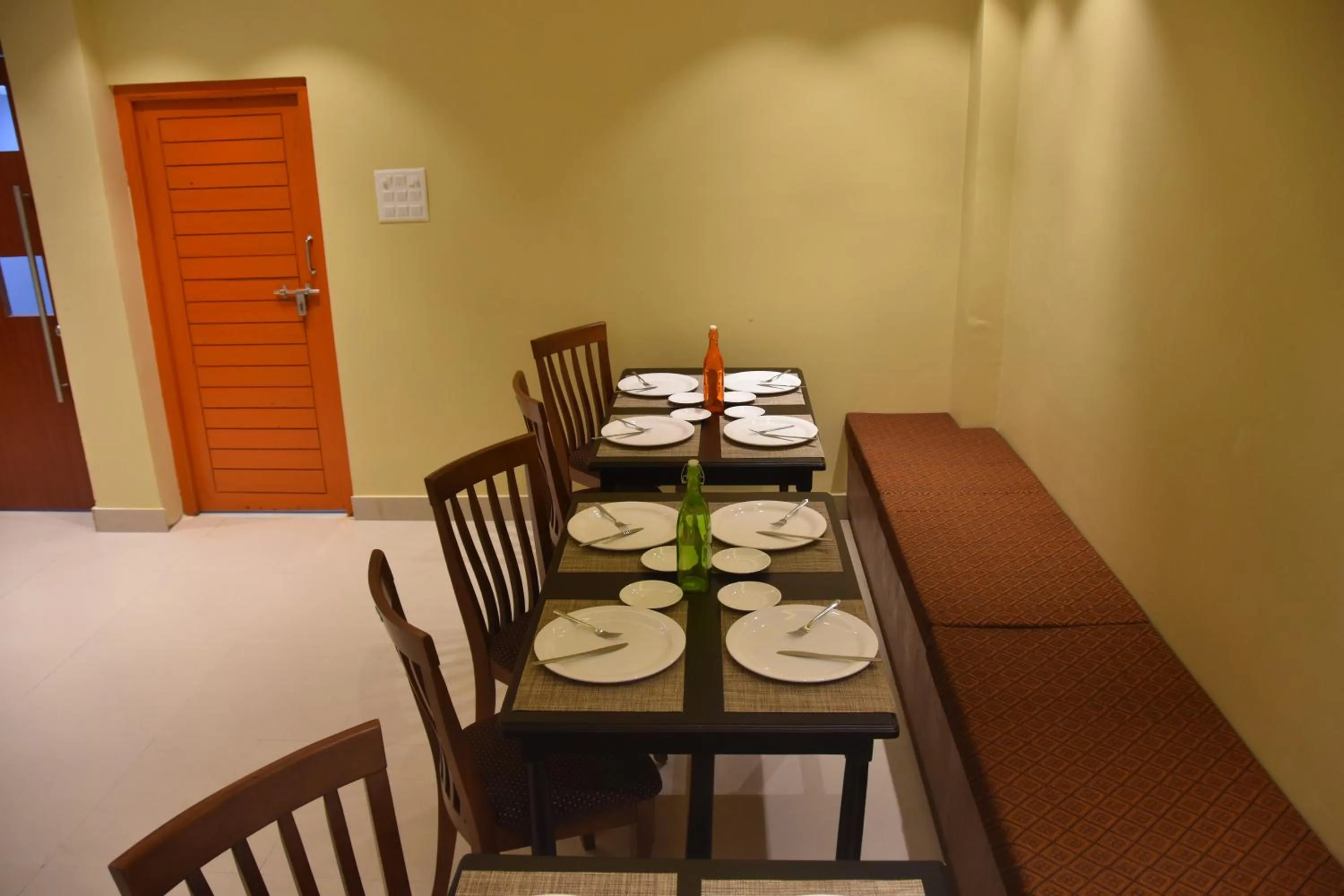 Restaurant/places to eat in Hotel Serene Palace