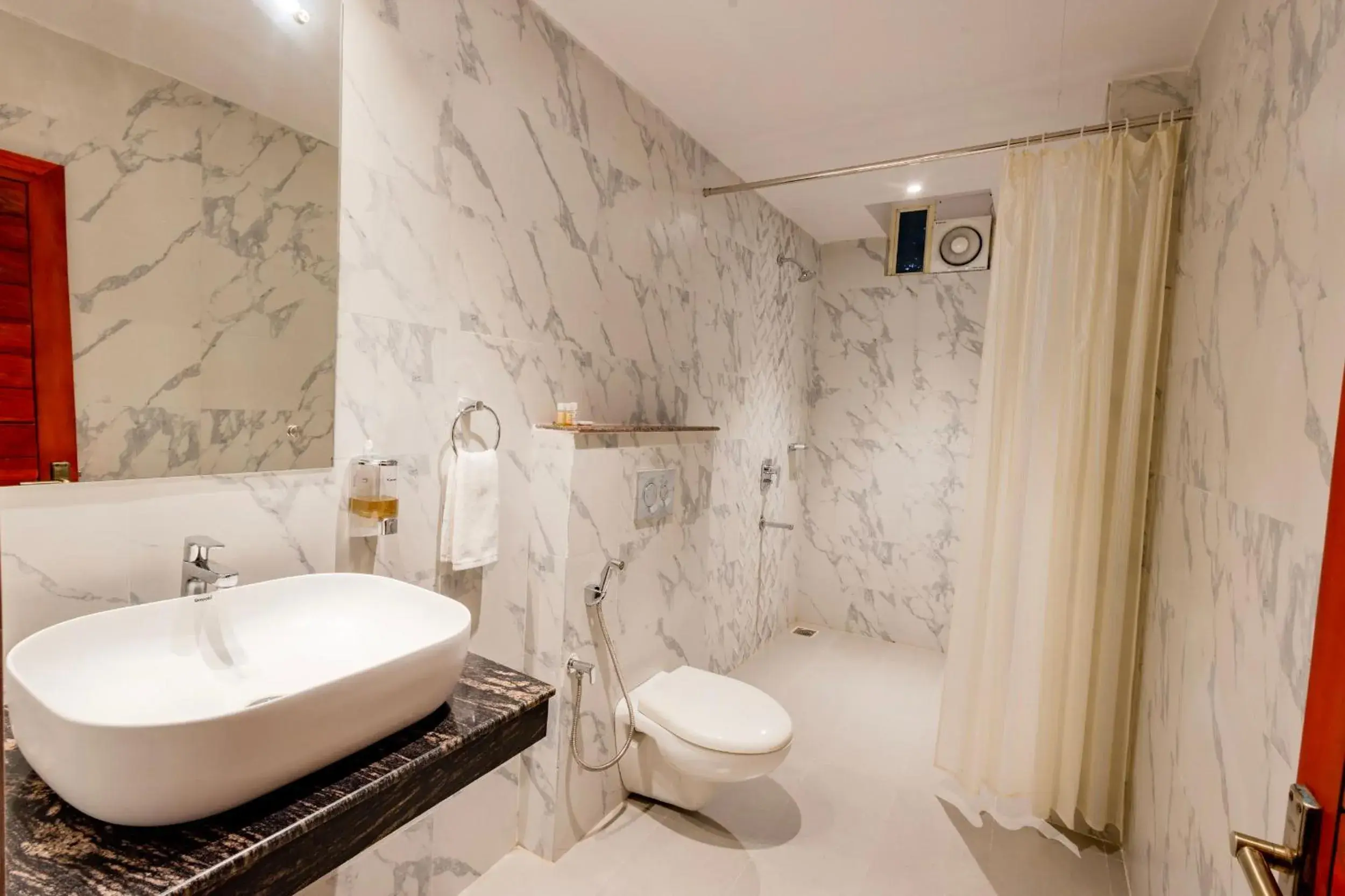 Bathroom in Hotel Serene Palace Bathroom in Hotel Serene Palace