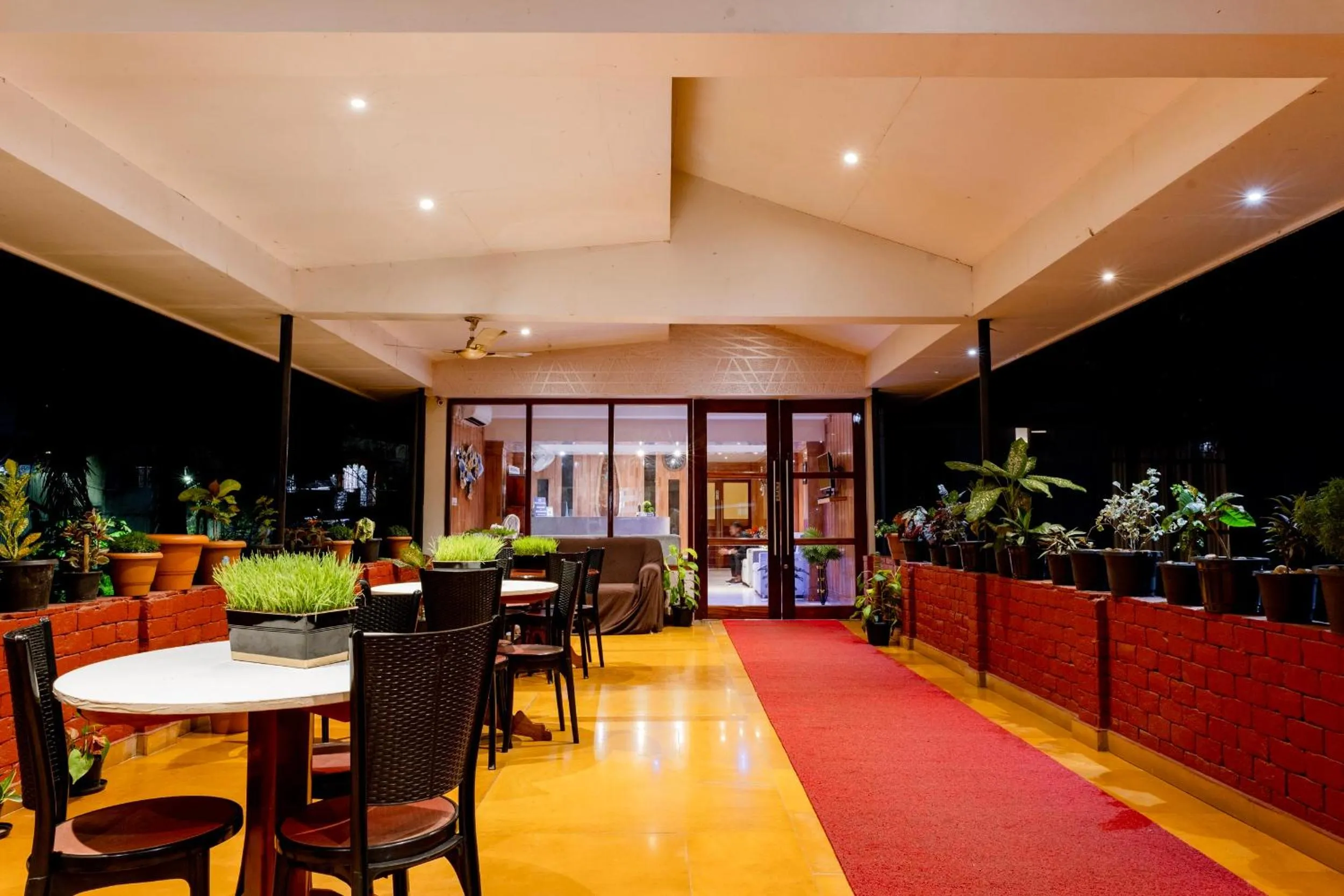 Restaurant/places to eat in Hotel Serene Palace