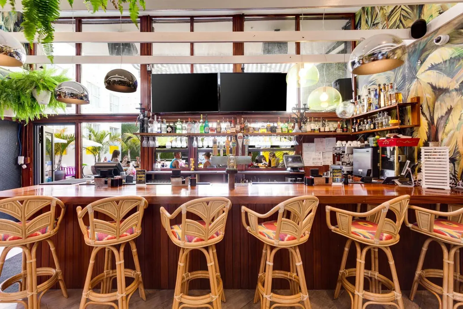 Lounge or bar in Clinton Hotel South Beach Lounge or bar in Clinton Hotel South Beach