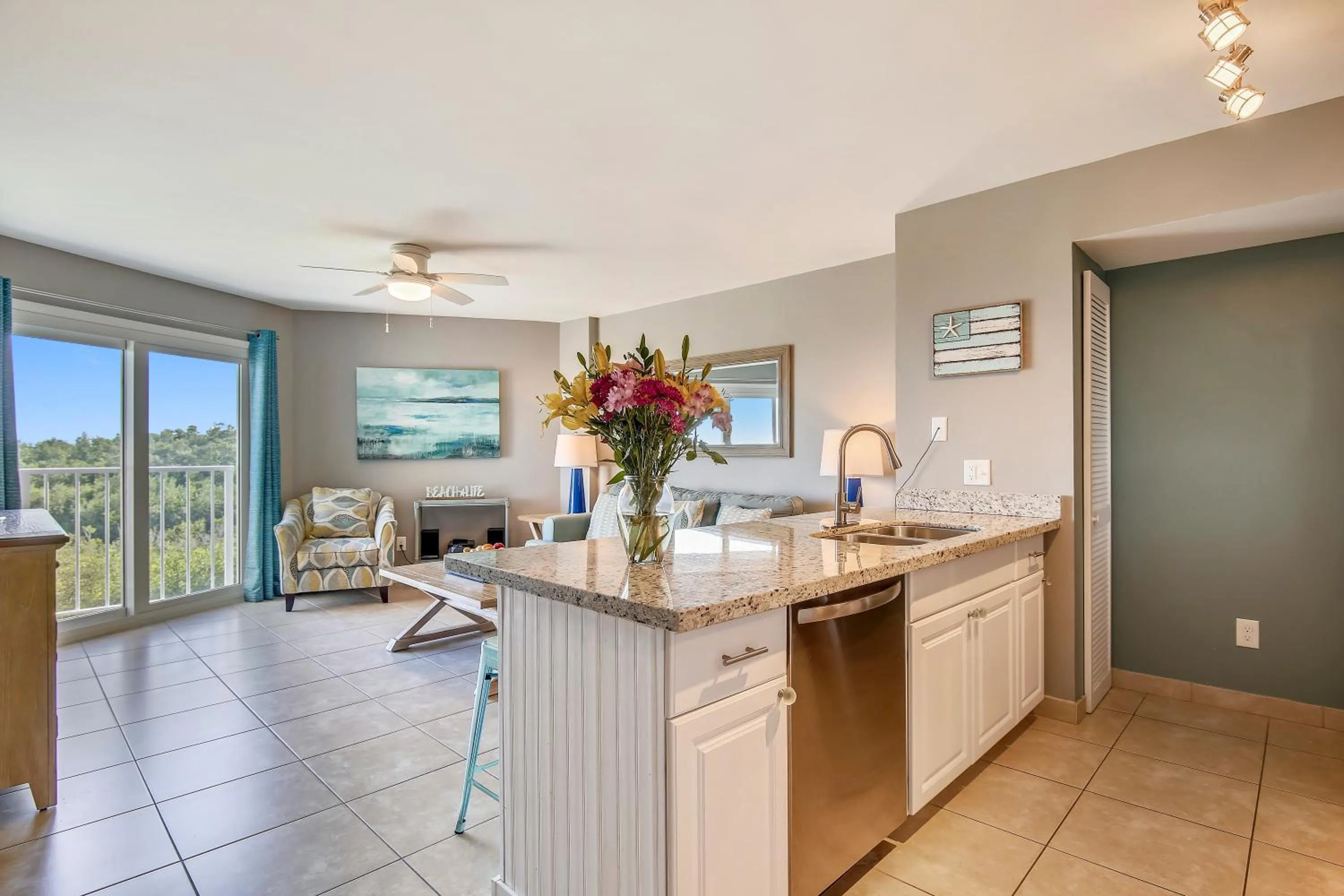 Kitchen or kitchenette in Ocean Pointe Suites at Key Largo