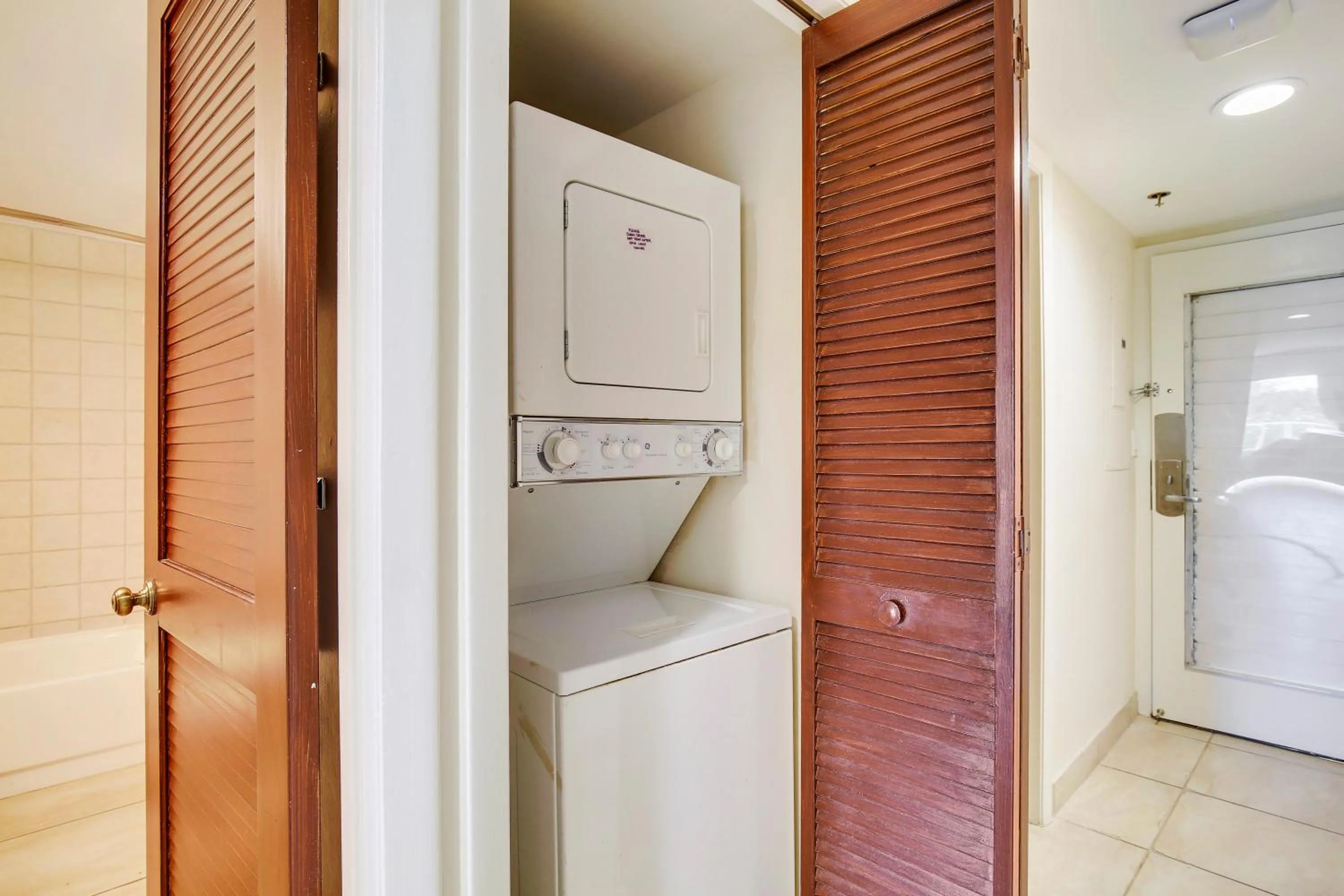 washing machine in Ocean Pointe Suites at Key Largo