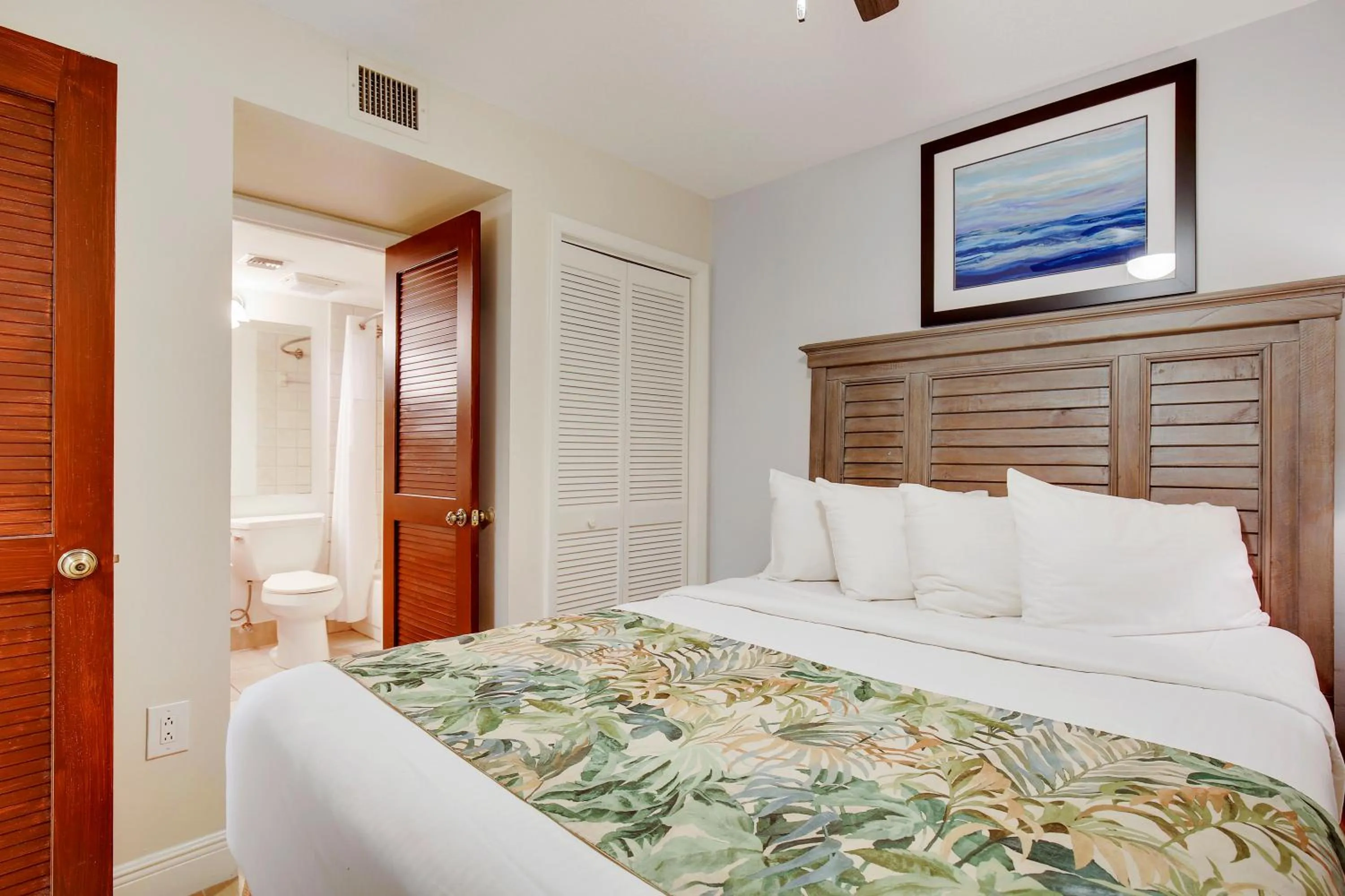 Bed in Ocean Pointe Suites at Key Largo