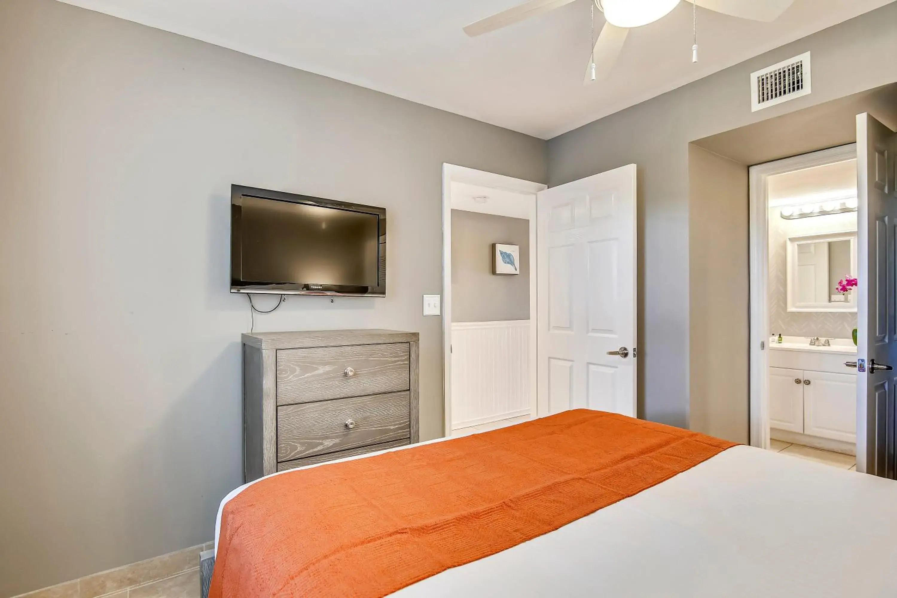 Bedroom, Bed in Ocean Pointe Suites at Key Largo Bedroom, Bed in Ocean Pointe Suites at Key Largo